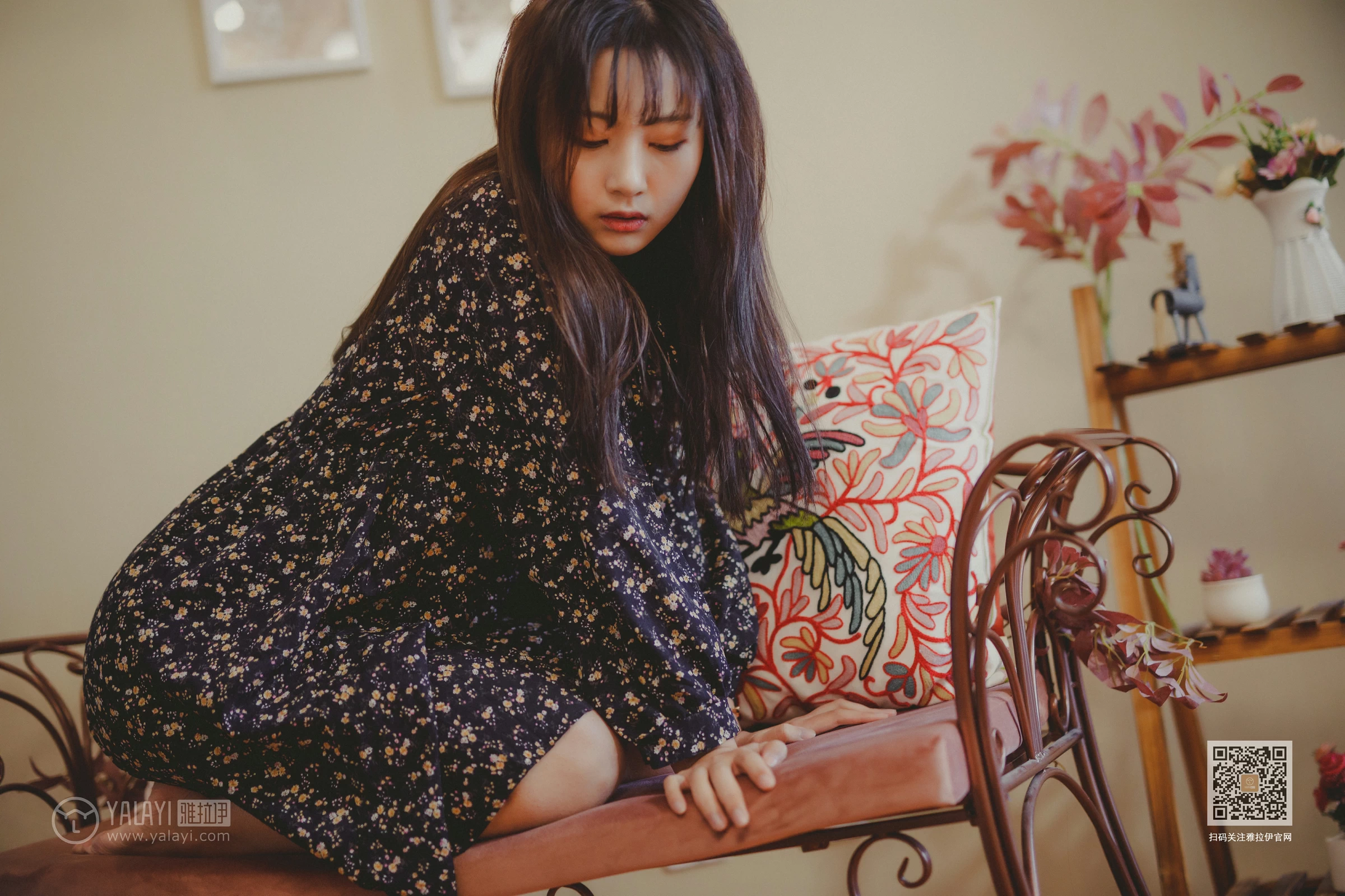 [YALAYI雅拉伊]Vol.593 南方姑娘 唐芯 黑色连衣裙居家私房写真集第8张
