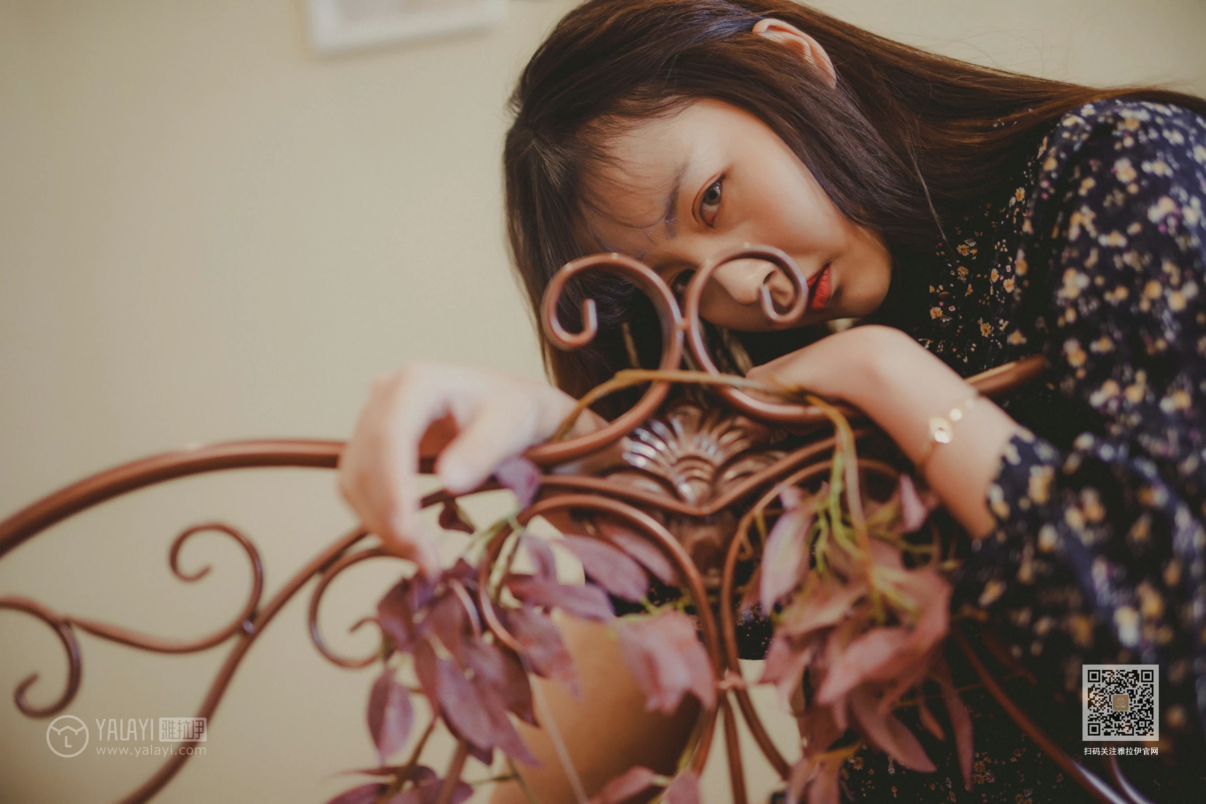 [YALAYI雅拉伊]Vol.593 南方姑娘 唐芯 黑色连衣裙居家私房写真集第10张