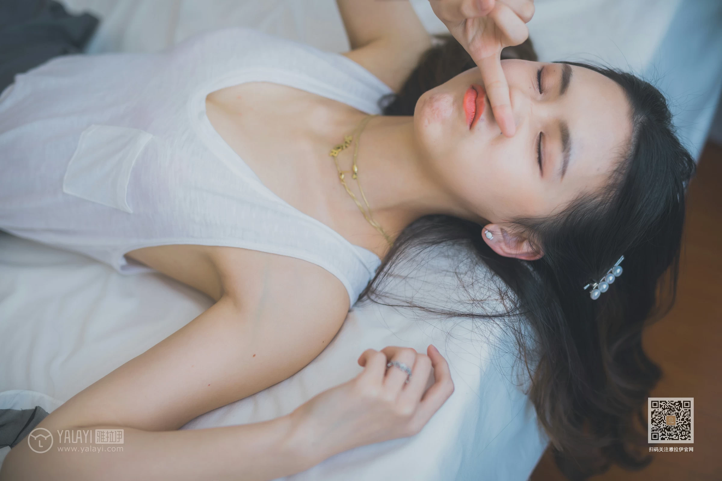 [YALAYI雅拉伊]Vol.596 超床啦！ 尹梦 白色背心加黑色短裙清纯可爱私房写真集第9张