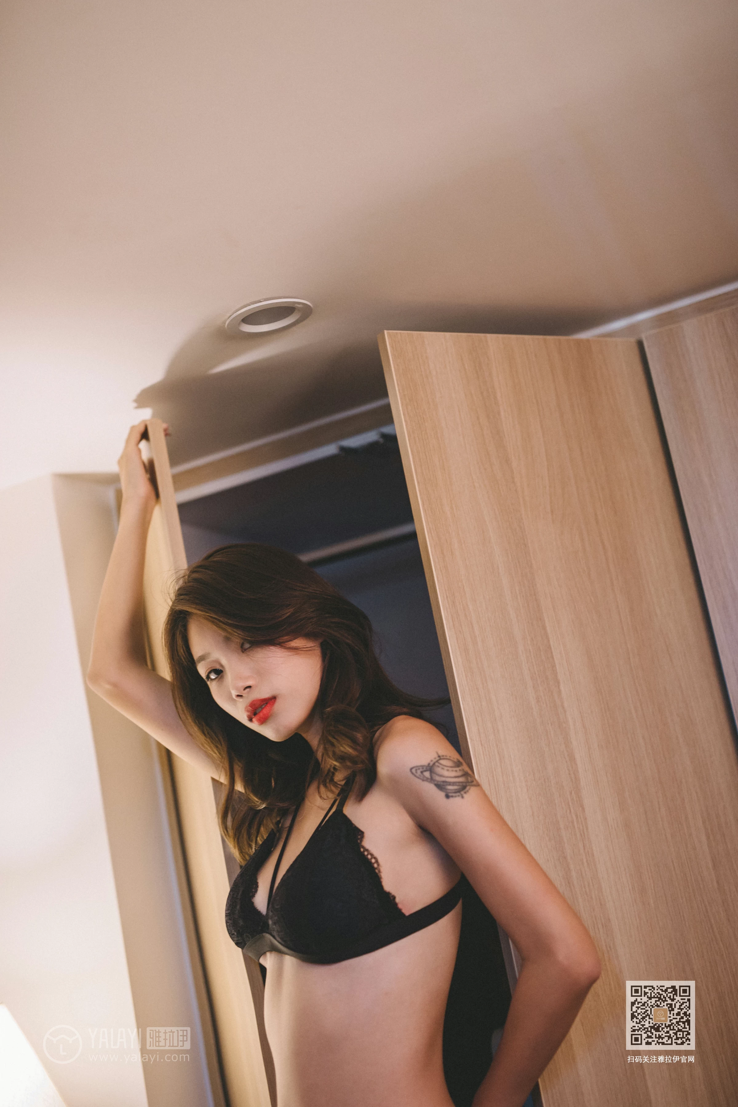 [YALAYI雅拉伊]Vol.598 她们出去了 静初 黑色蕾丝内衣居家性感私房写真集第10张