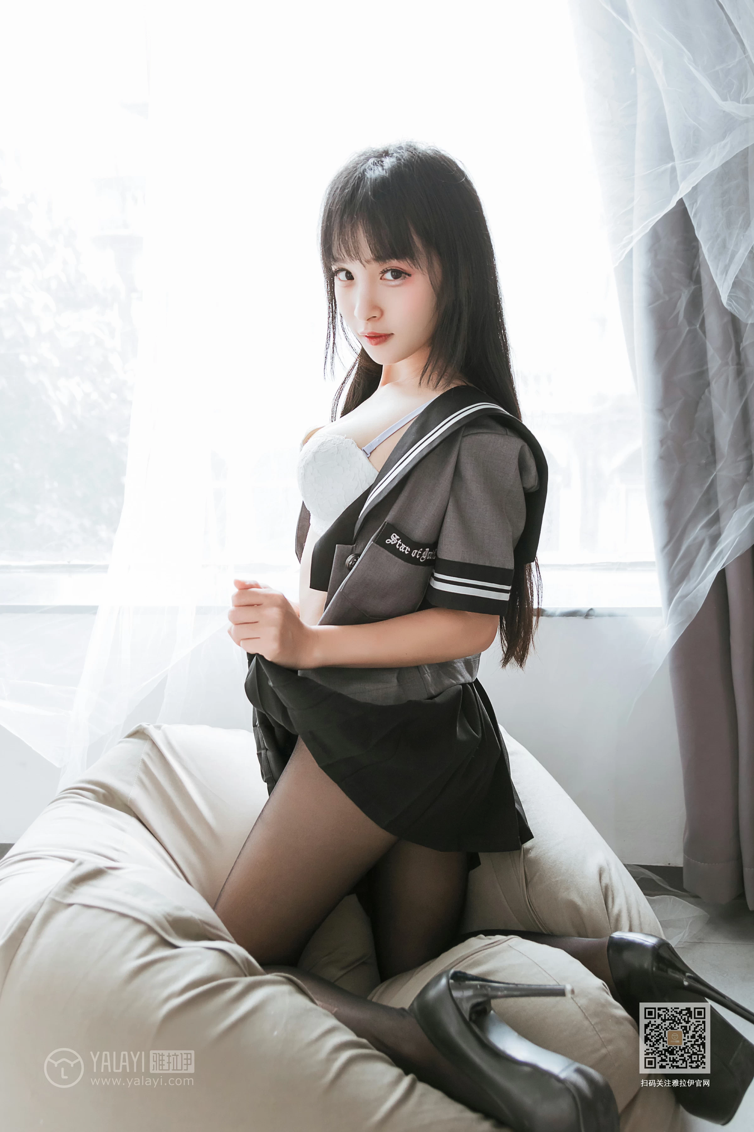 [YALAYI雅拉伊]Vol.600 疯狂的JK学妹 艾丽 灰色制服与黑色短裙加黑丝美腿性感私房写真集第12张