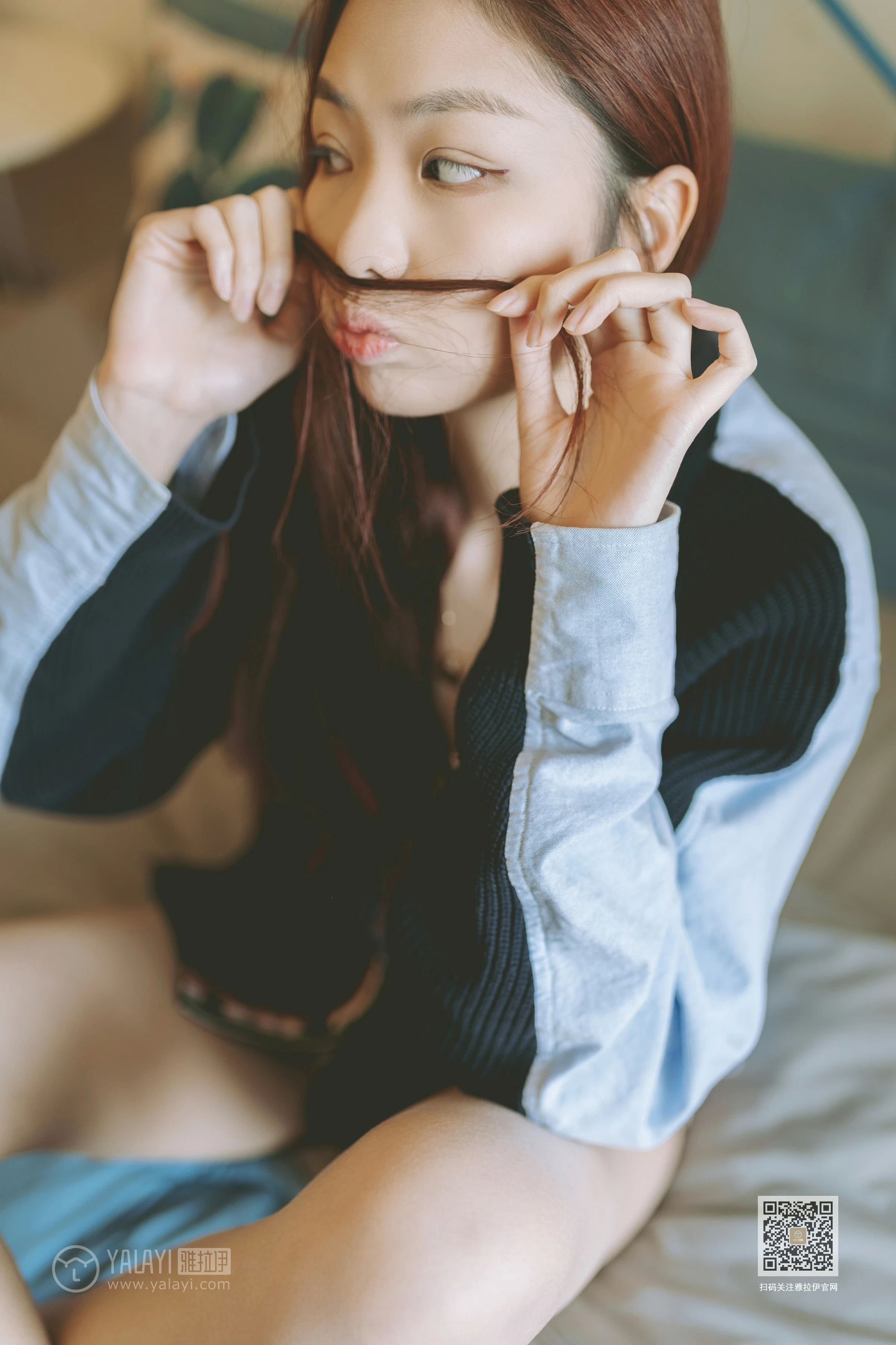 [YALAYI雅拉伊]NO.611 《你还要生气吗(1)》 鸭鸭 蓝色卫衣加粉色内衣性感私房写真集第5张