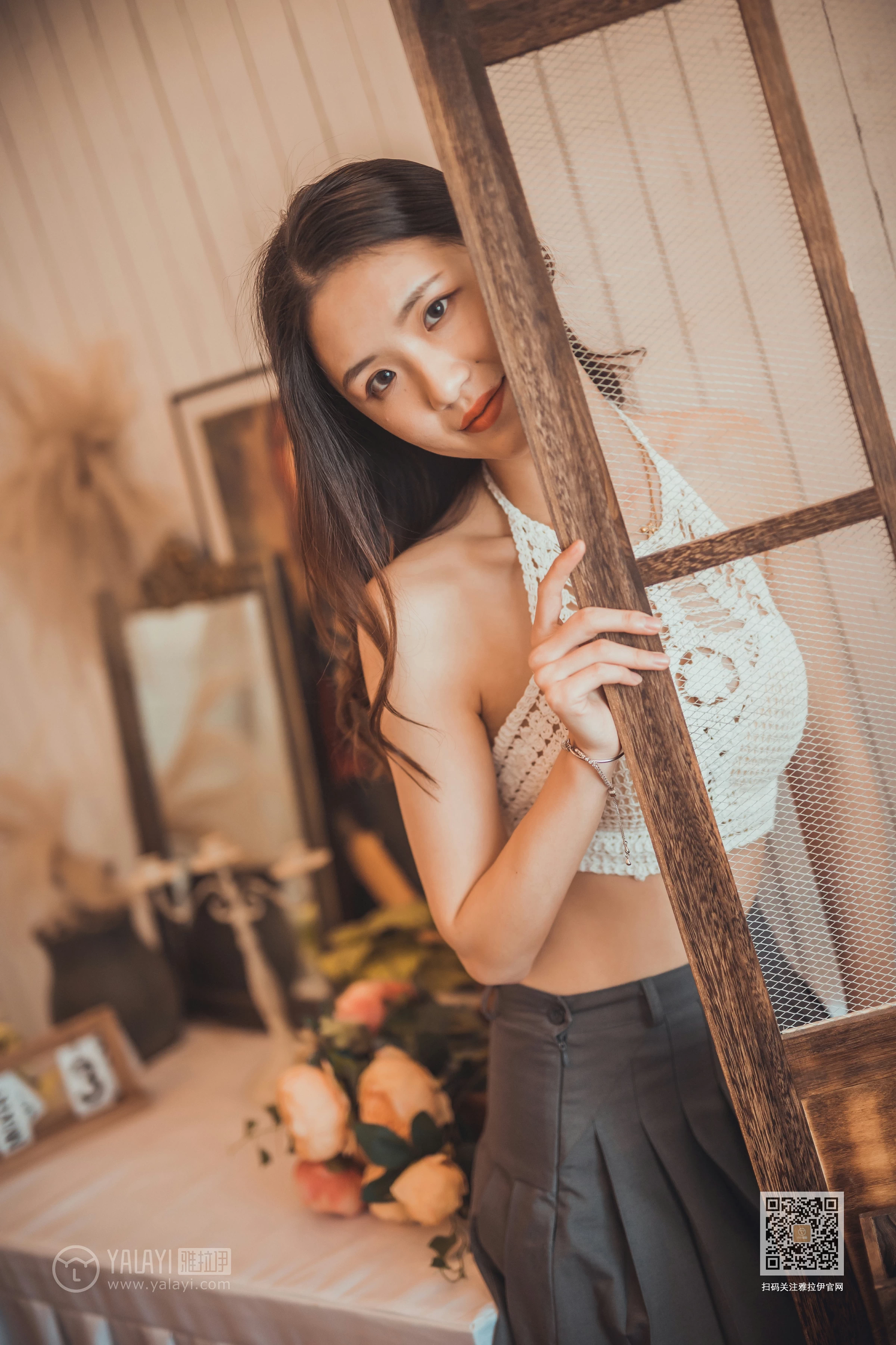 [YALAYI雅拉伊]NO.614 《我们约会吧》 尹梦 白色镂空内衣加灰色短裙性感私房写真集第6张
