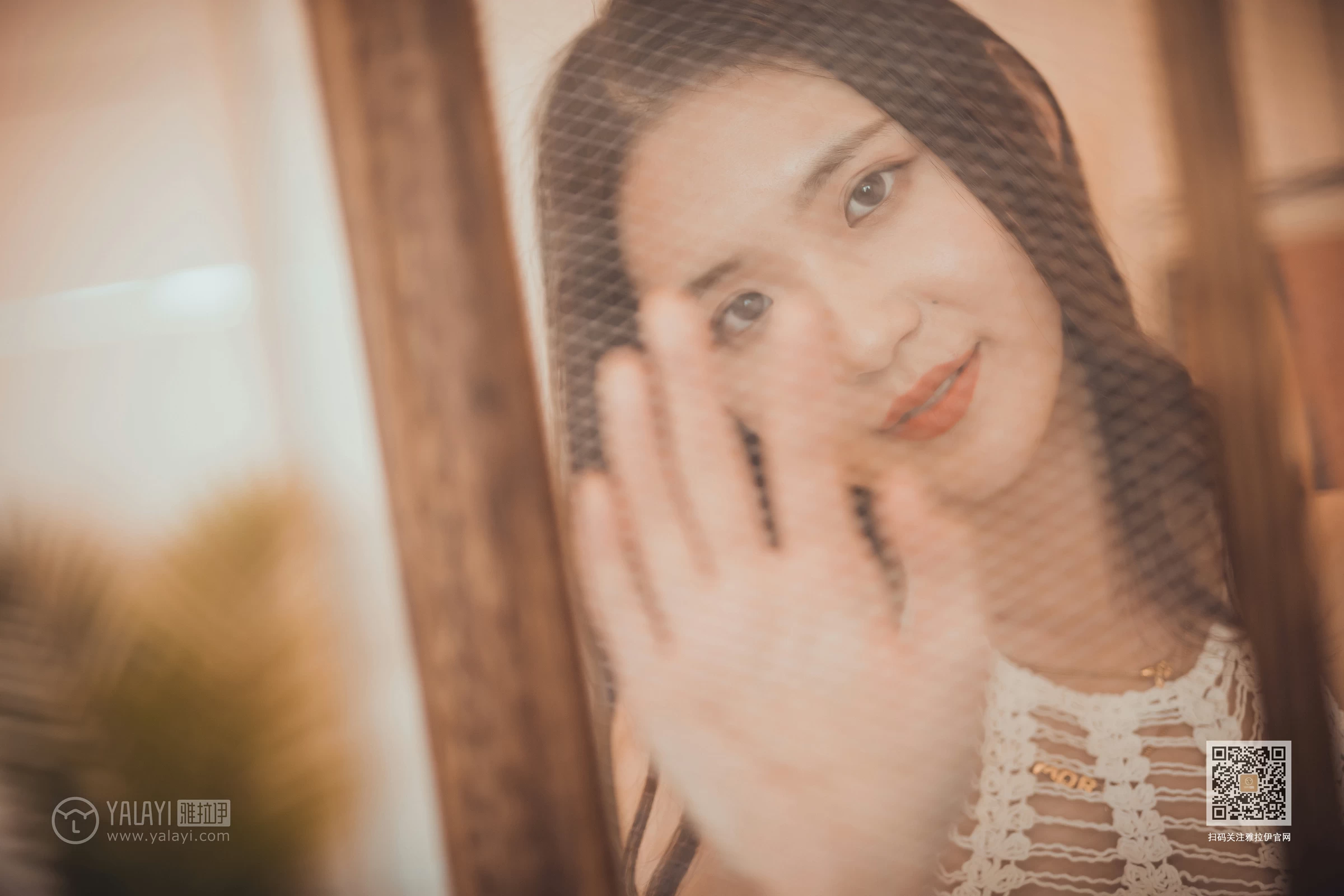 [YALAYI雅拉伊]NO.614 《我们约会吧》 尹梦 白色镂空内衣加灰色短裙性感私房写真集第7张