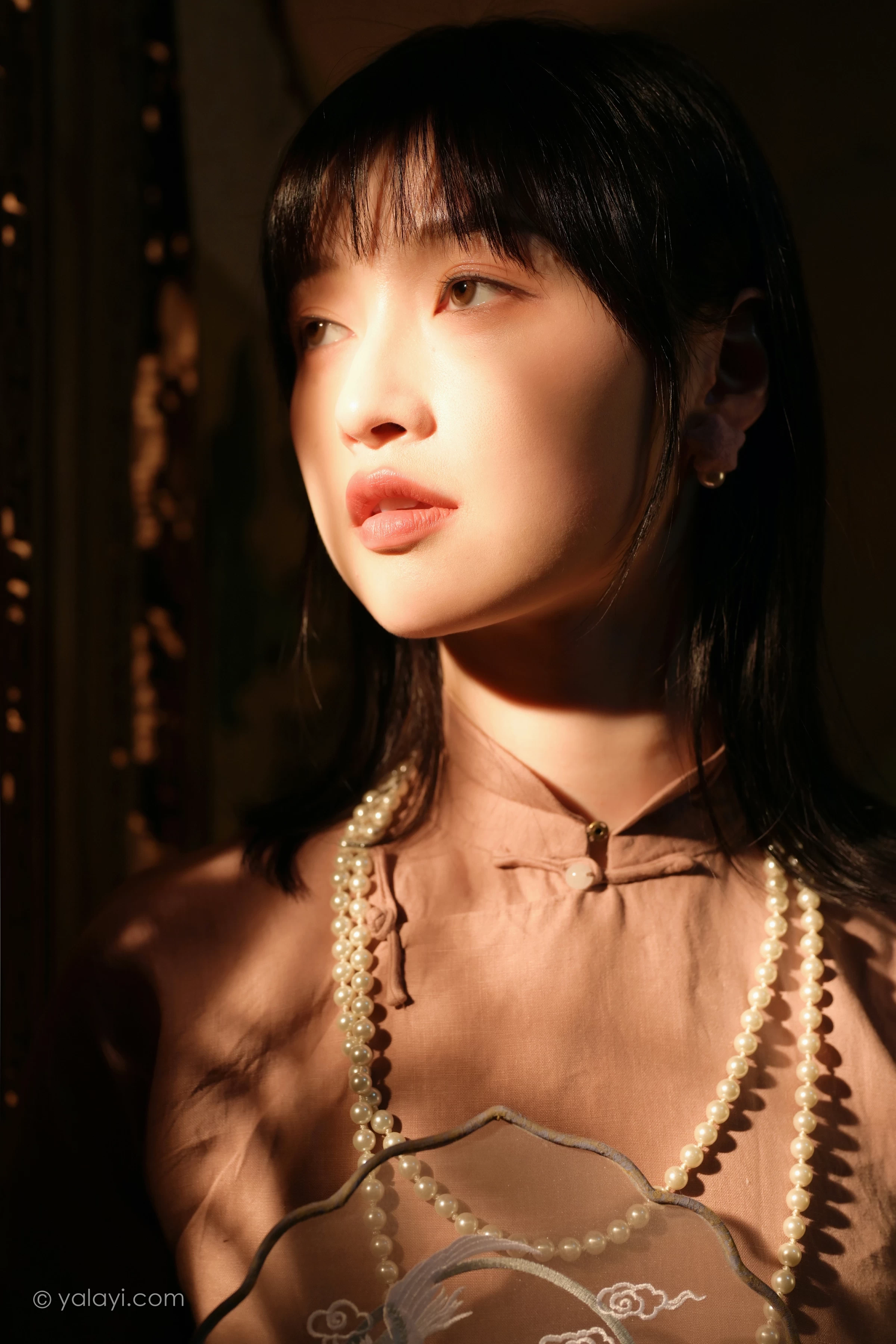 [YALAYI雅拉伊]2022.01.19 深夜的灯光 京京 粉色宽松旗袍裙民国风写真第1张