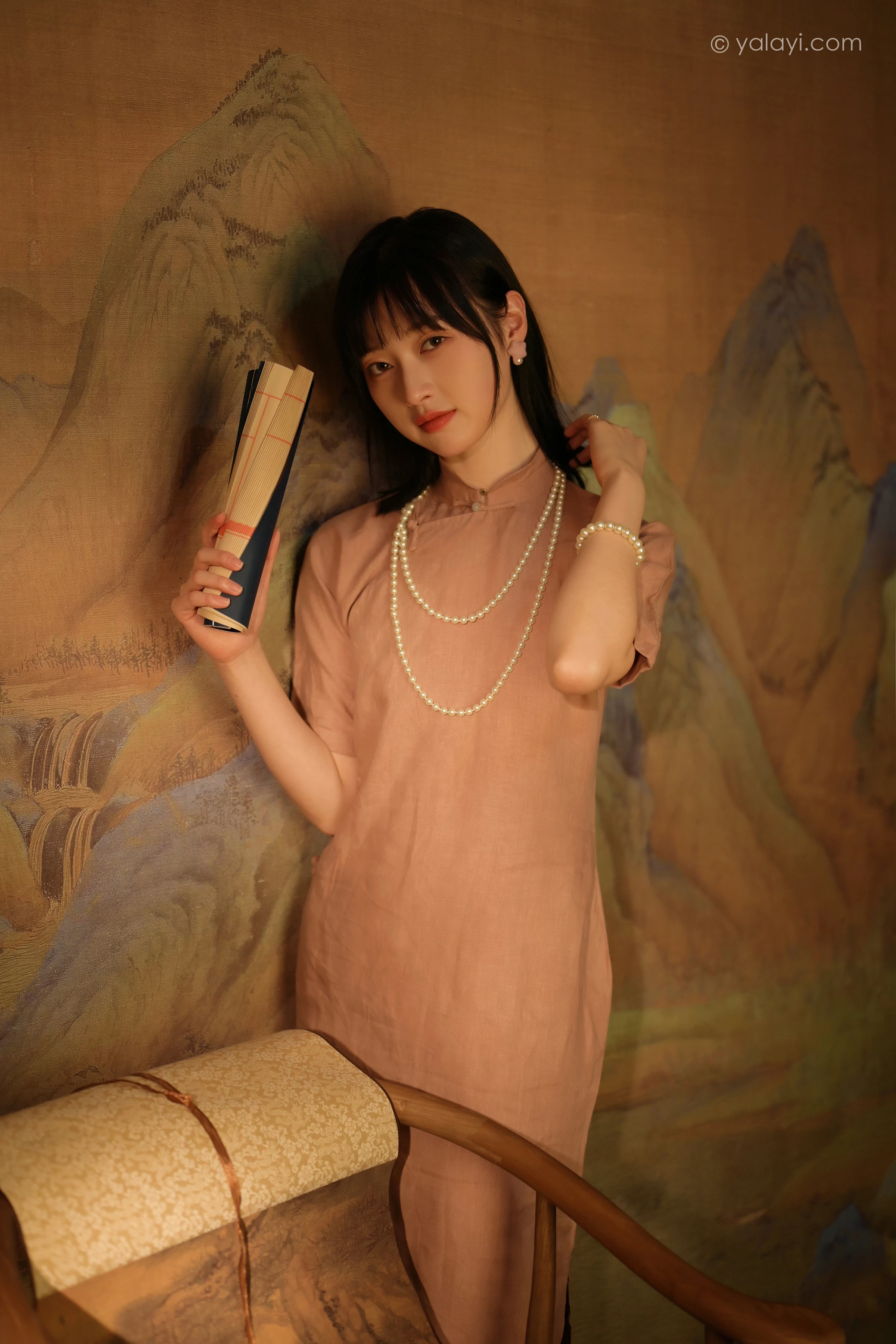[YALAYI雅拉伊]2022.01.19 深夜的灯光 京京 粉色宽松旗袍裙民国风写真第4张