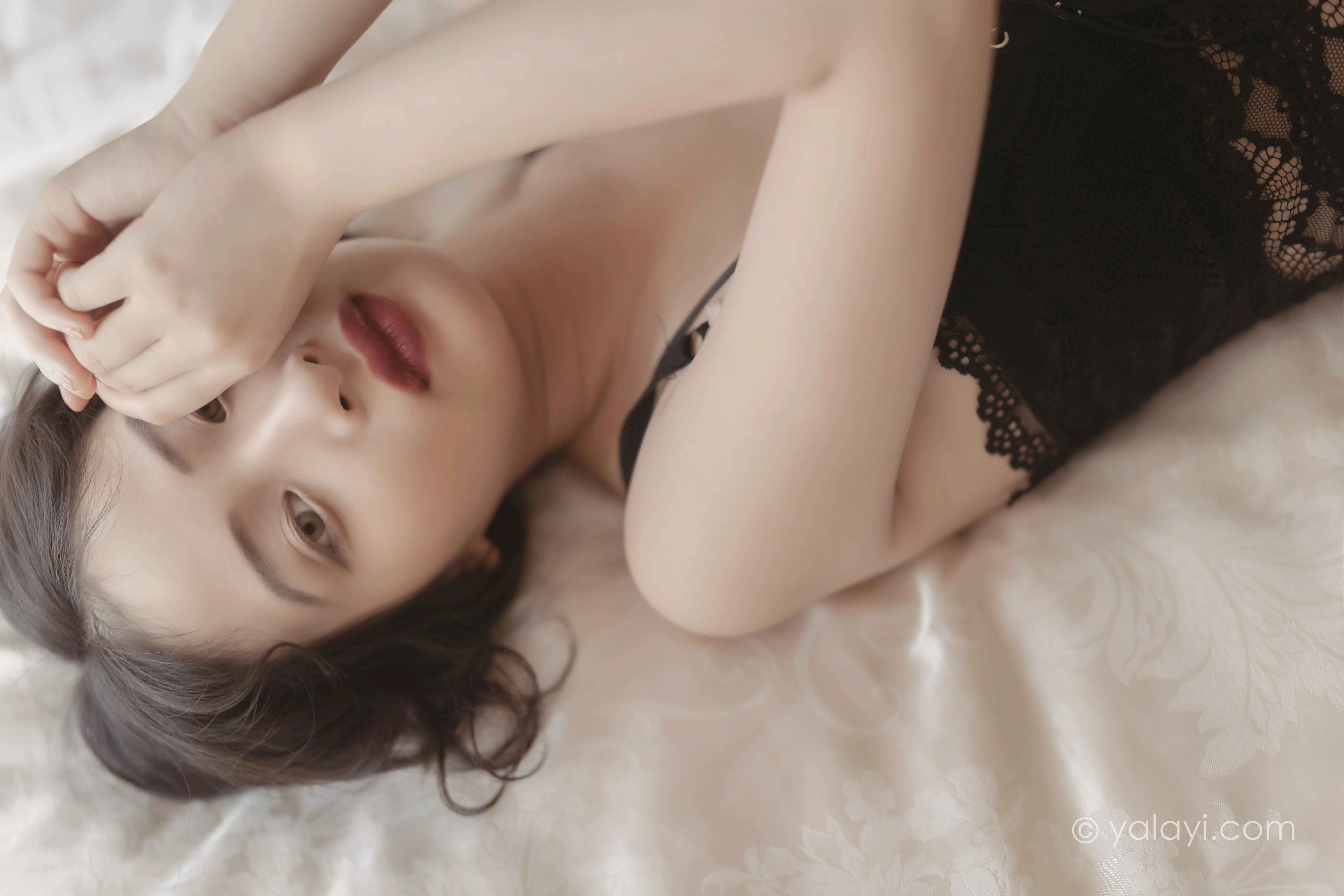 [YALAYI雅拉伊]NO.796 万人迷 西子 黑色蕾丝内衣加情趣渔网袜性感私房写真集第6张