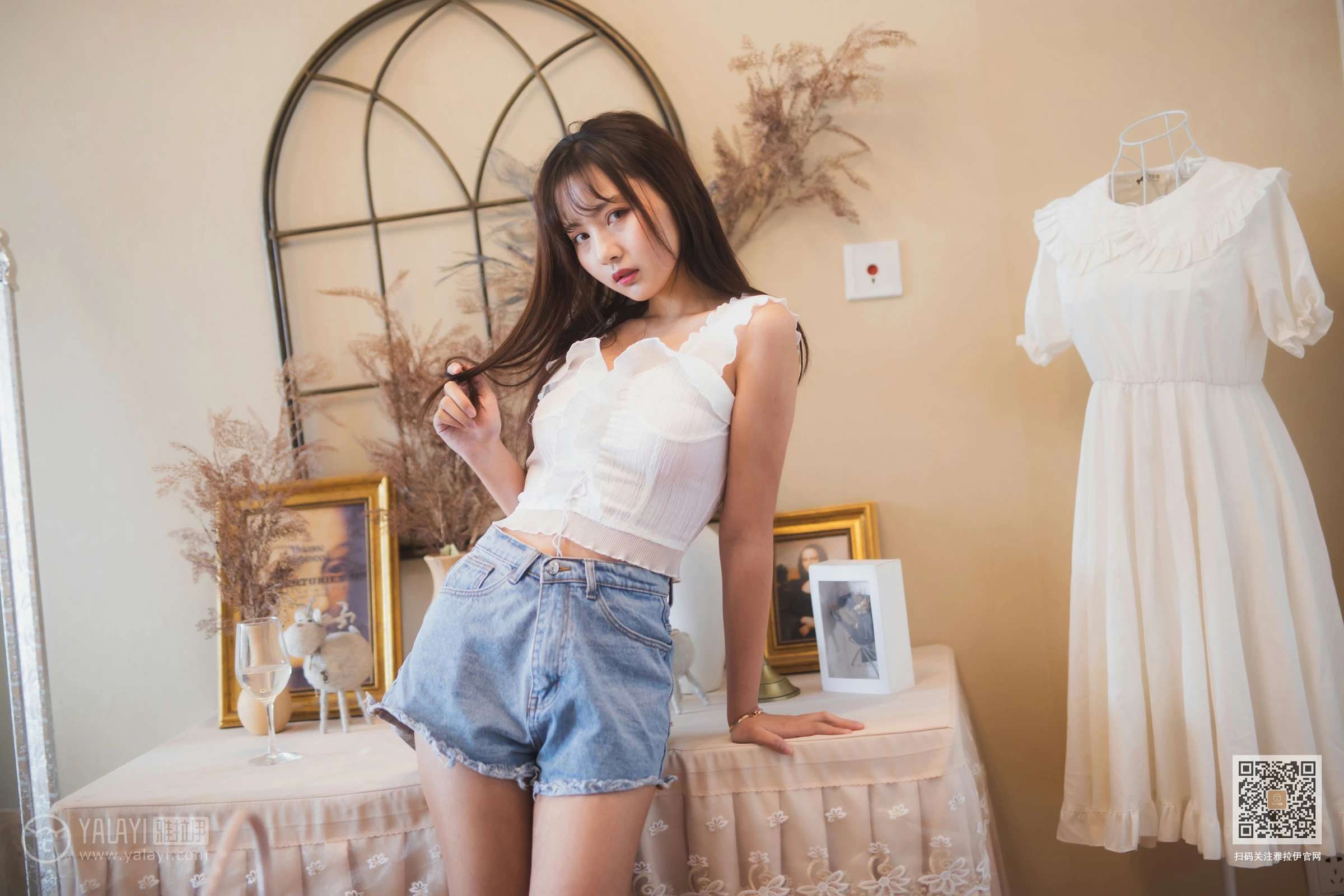 [YALAYI雅拉伊]NO.627 《试衣间》 唐芯 白色蕾丝背心加牛仔热裤性感私房写真集第2张