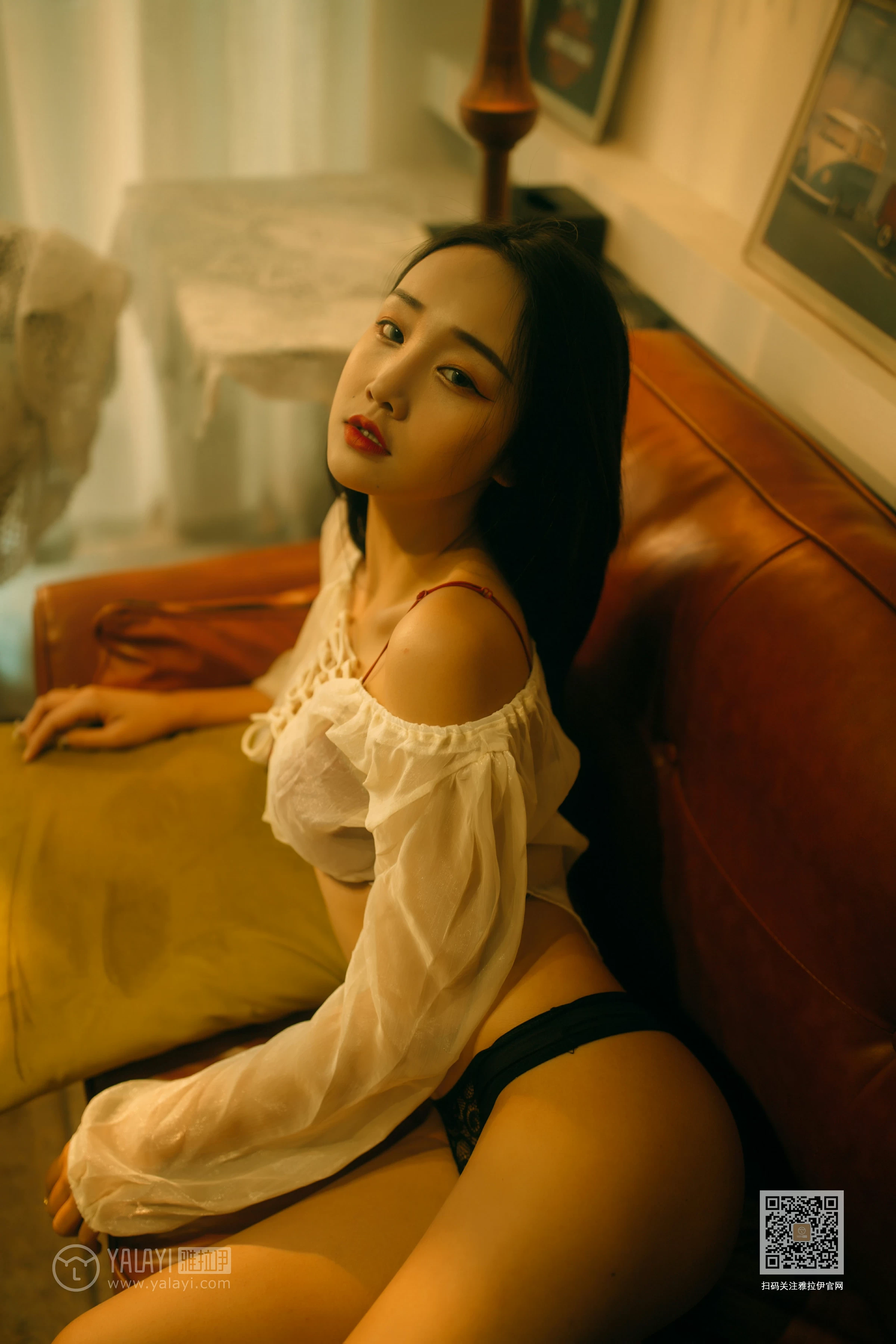 [YALAYI雅拉伊]NO.630 《华灯初上》 优优 白色透视衬衫加红色内衣性感私房写真集第2张