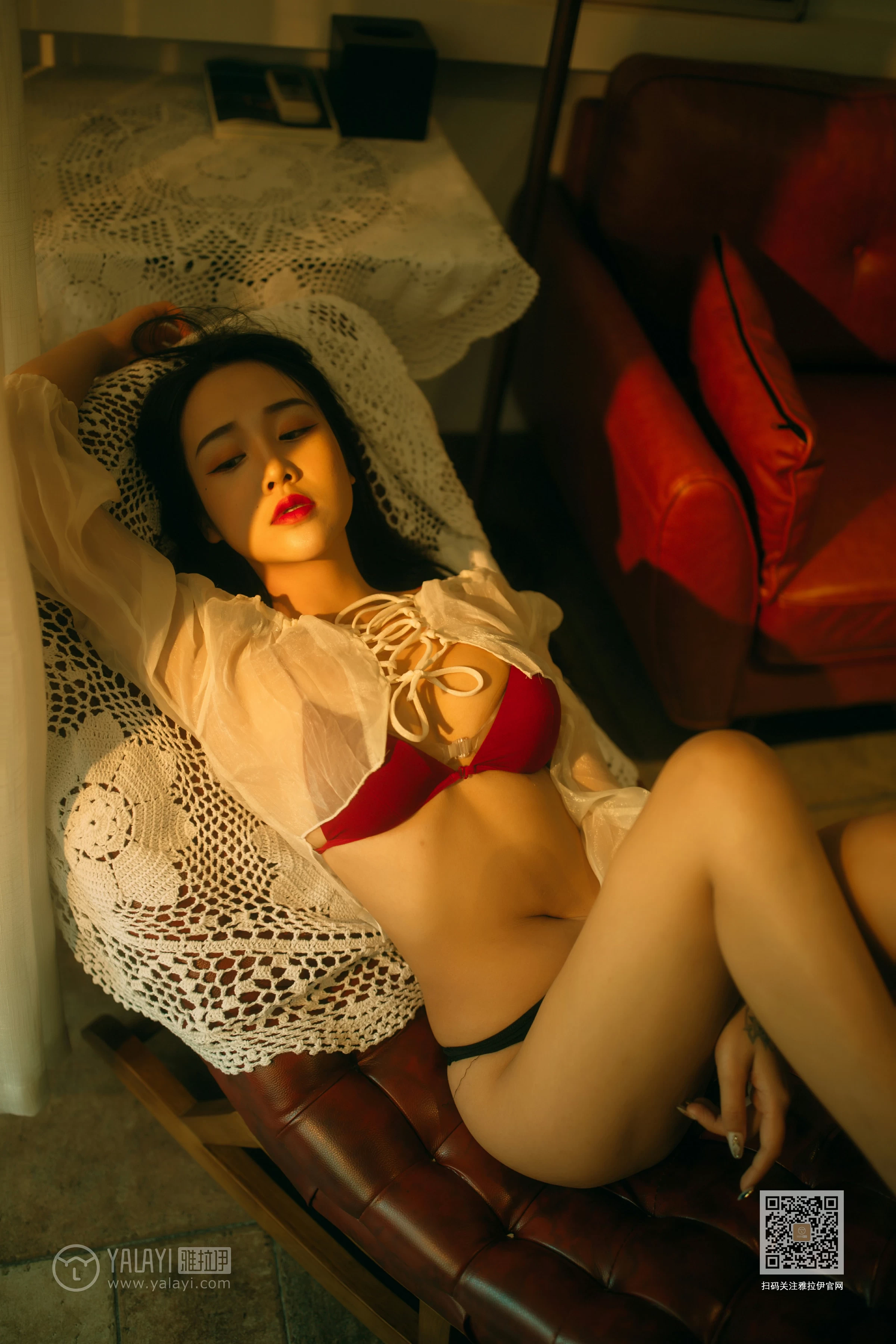[YALAYI雅拉伊]NO.630 《华灯初上》 优优 白色透视衬衫加红色内衣性感私房写真集第6张