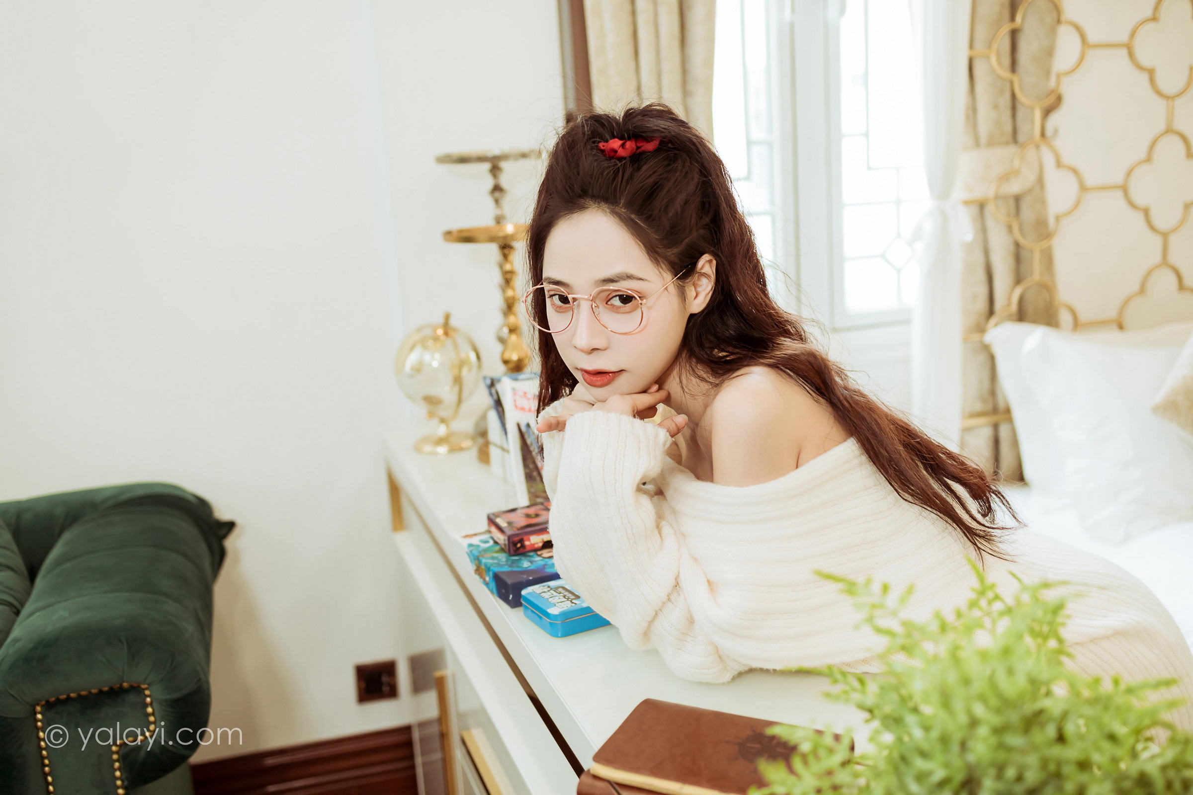 [YALAYI雅拉伊]2022.02.22 女友来探班 诗咏 白色抹胸上衣加白色长筒靴性感私房写真集第10张