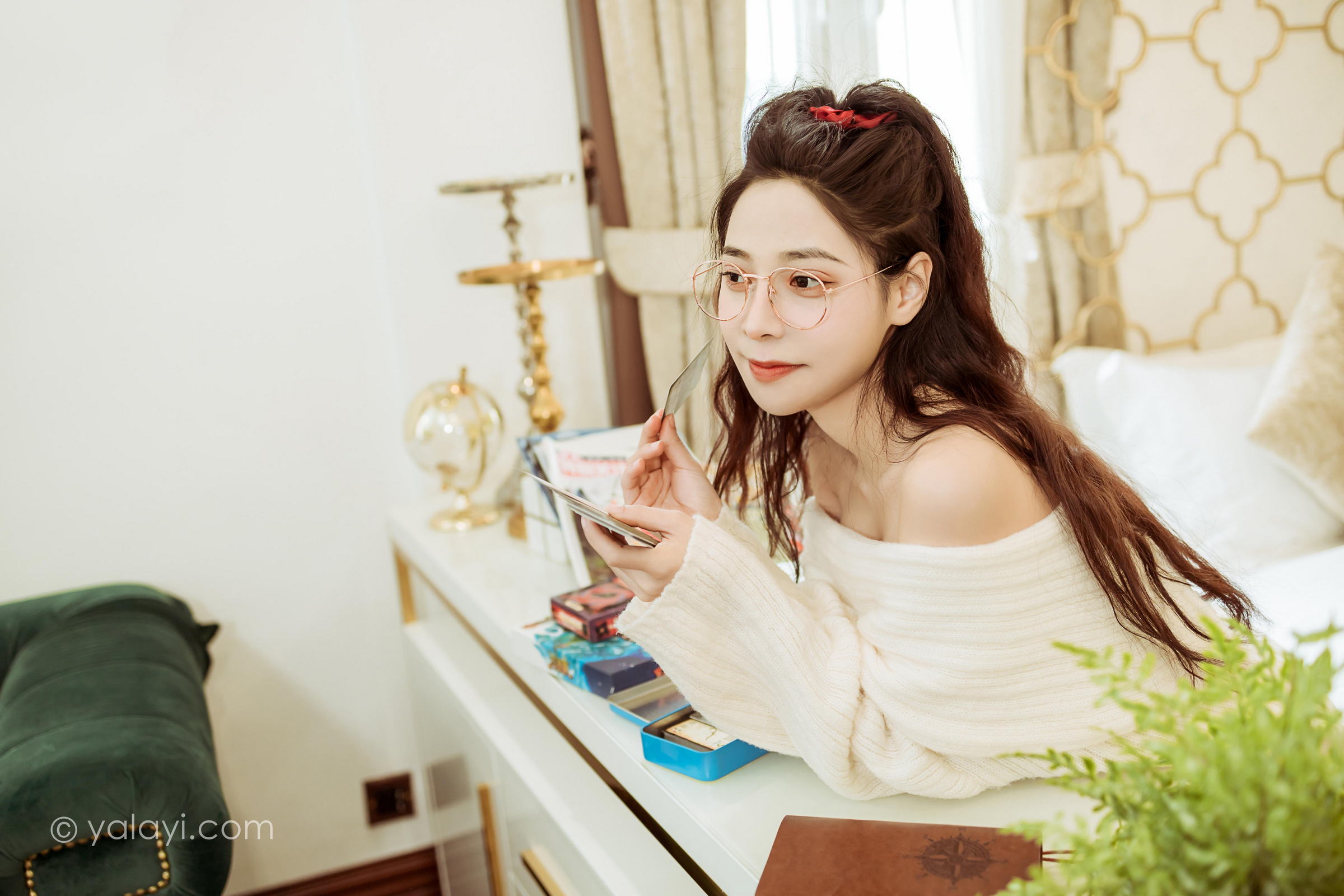 [YALAYI雅拉伊]2022.02.22 女友来探班 诗咏 白色抹胸上衣加白色长筒靴性感私房写真集第11张