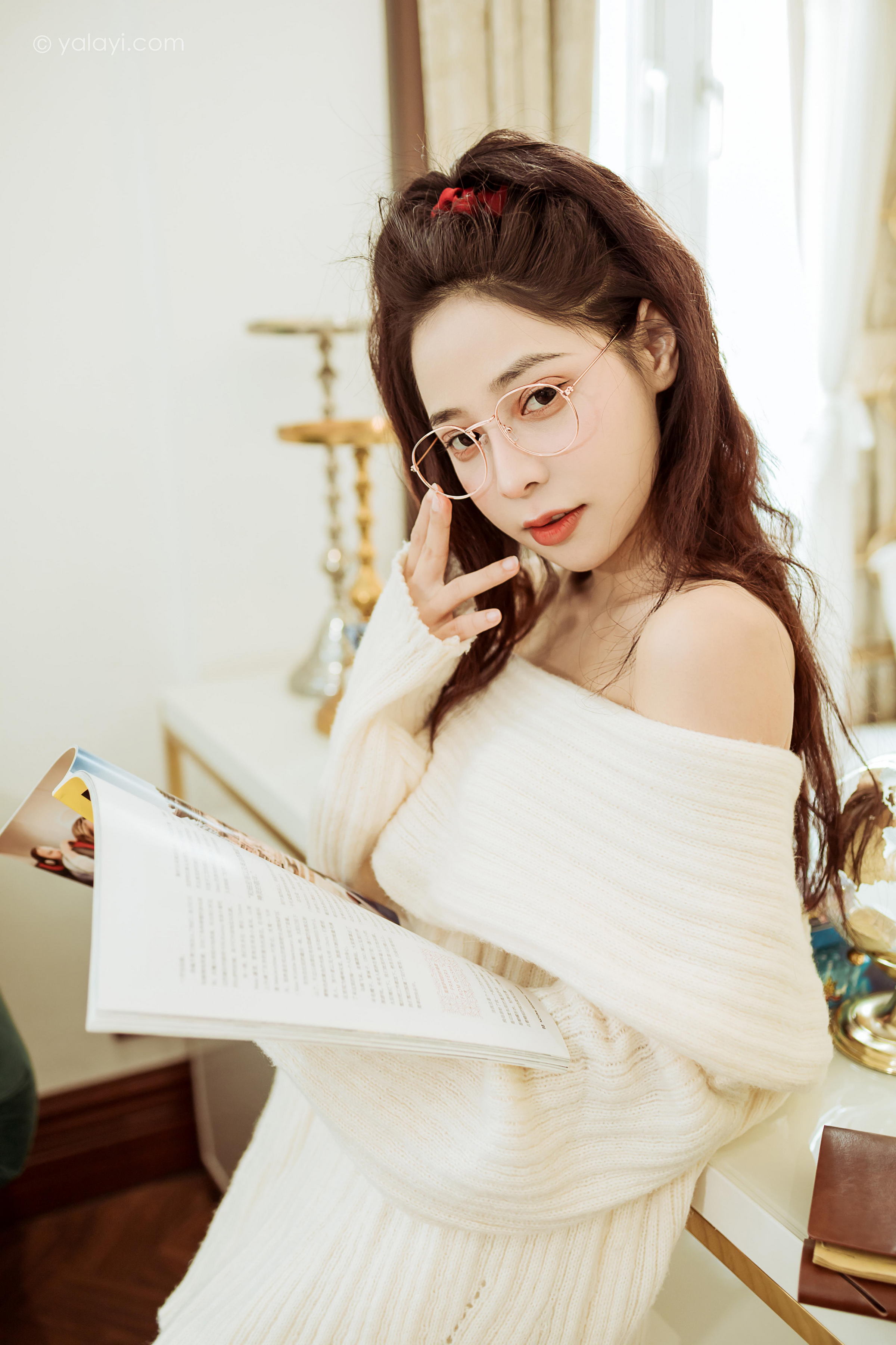 [YALAYI雅拉伊]2022.02.22 女友来探班 诗咏 白色抹胸上衣加白色长筒靴性感私房写真集第7张