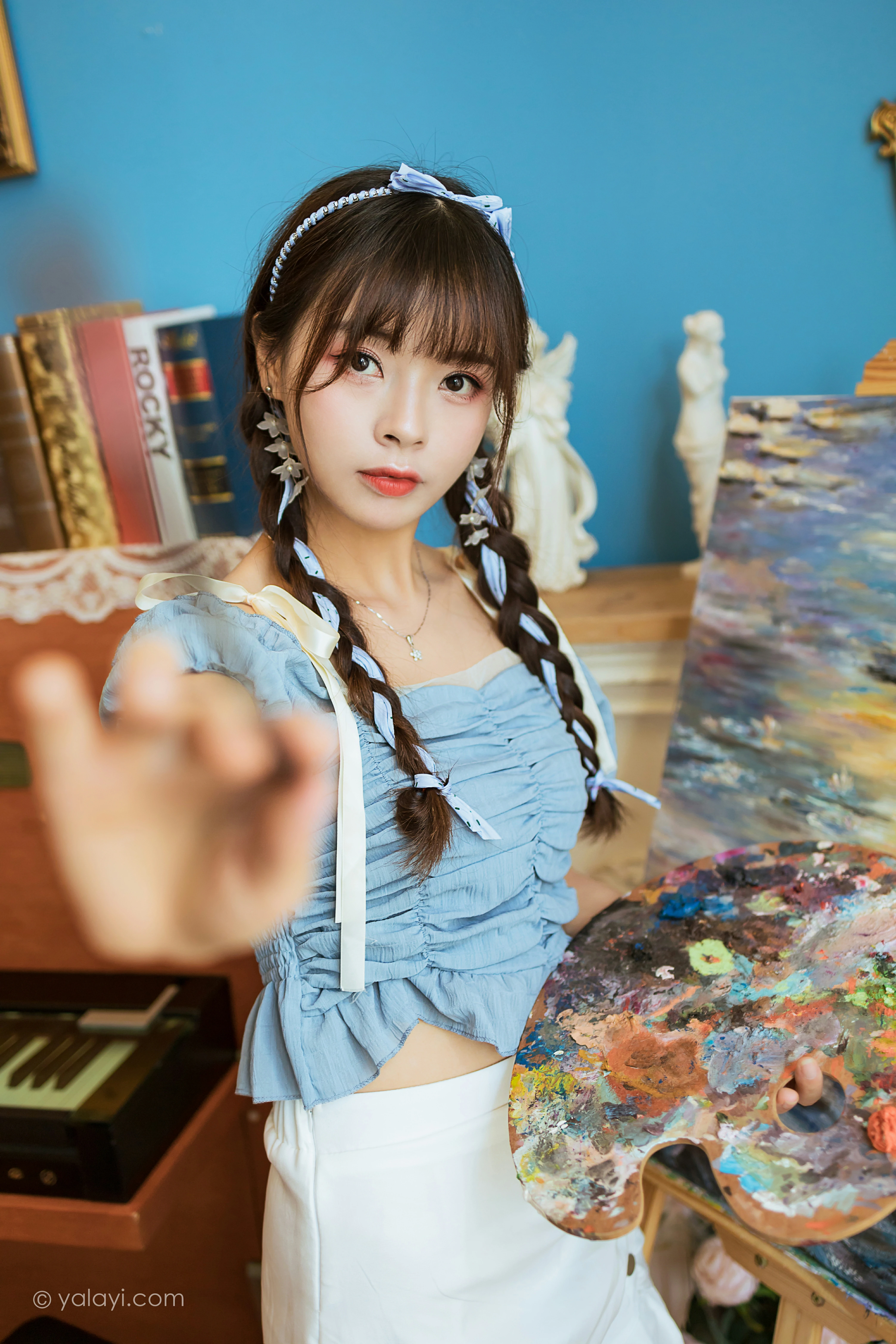 [YALAYI雅拉伊]NO.850 灵魂画师 程小蝶 蓝色抹胸上衣加白色短裙清纯可爱写真集第7张