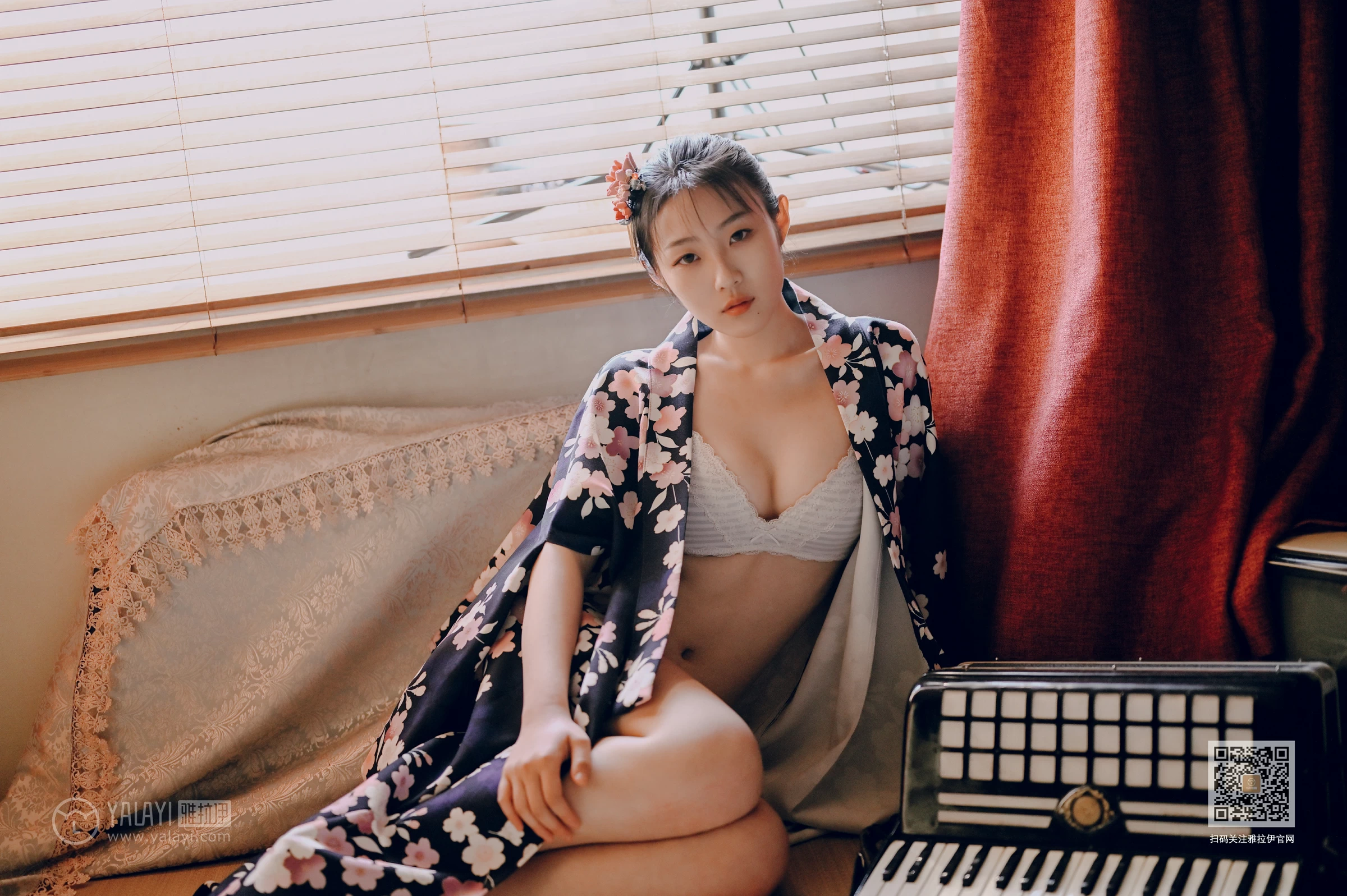 [YALAYI雅拉伊]NO.635 《和服少女》 沈伊 黑色和服加白色蕾丝内衣性感私房写真集第15张