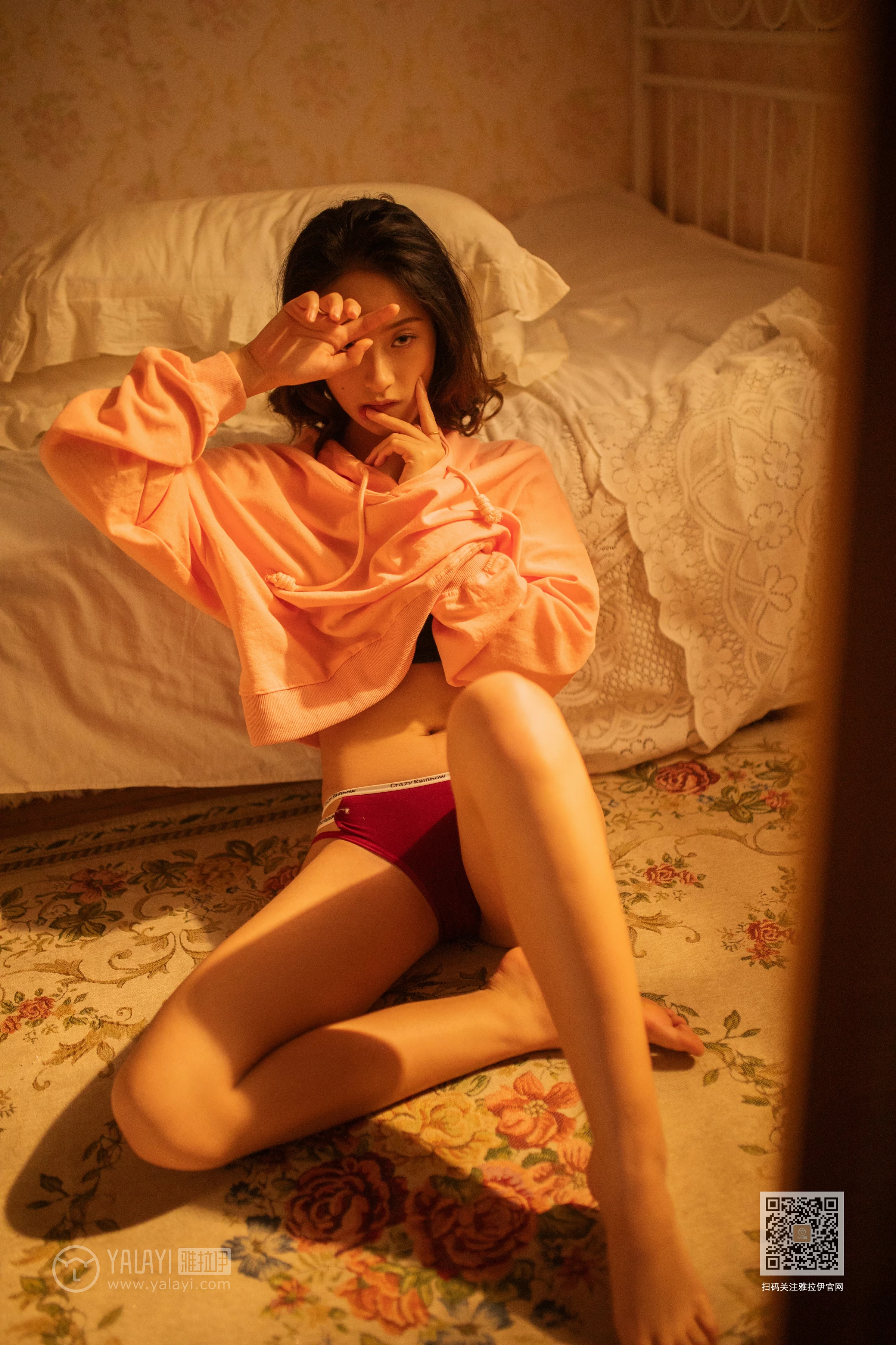 [YALAYI雅拉伊]NO.639 《慵懒小女人》 丁媛 红色卫衣居家性感私房写真集第12张