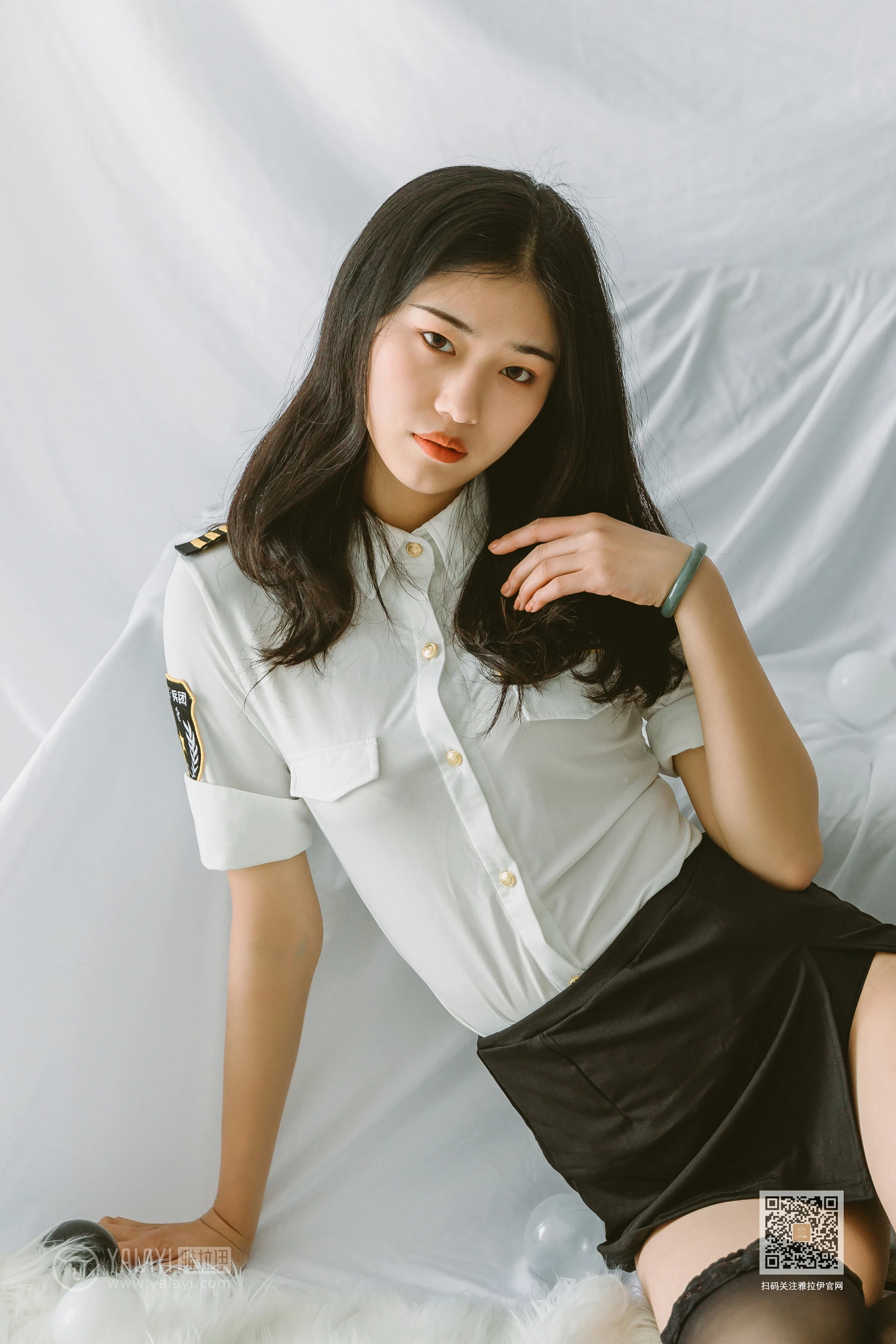 [YALAYI雅拉伊]NO.648 《青涩女子兵团》 和风 情趣制服与黑色短裙加黑丝美腿性感私房写真集第3张