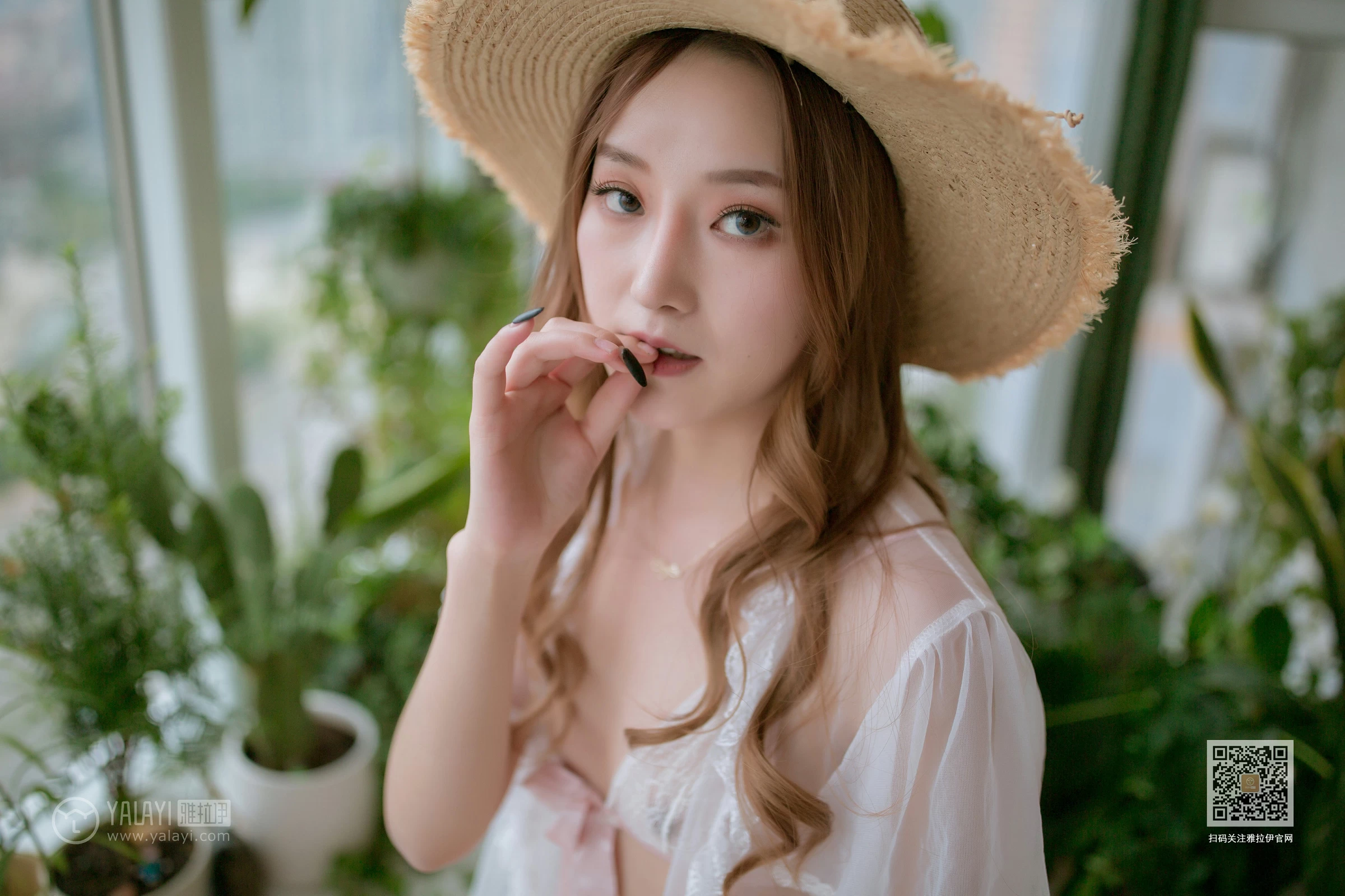 [YALAYI雅拉伊]NO.651 《从花园到闺房》 上官莹莹 白色透视睡衣加情趣内衣性感私房写真集第2张