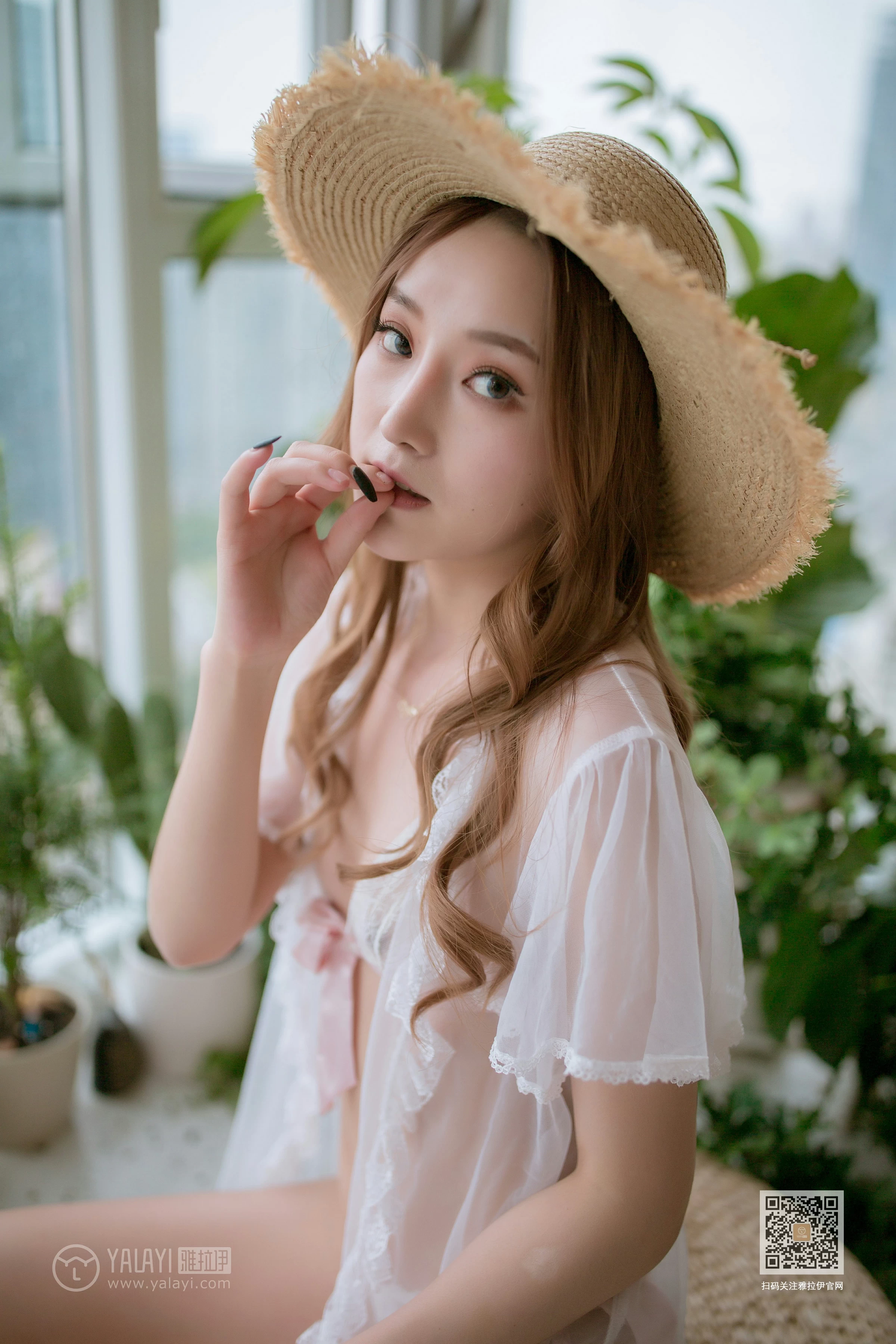 [YALAYI雅拉伊]NO.651 《从花园到闺房》 上官莹莹 白色透视睡衣加情趣内衣性感私房写真集第2张
