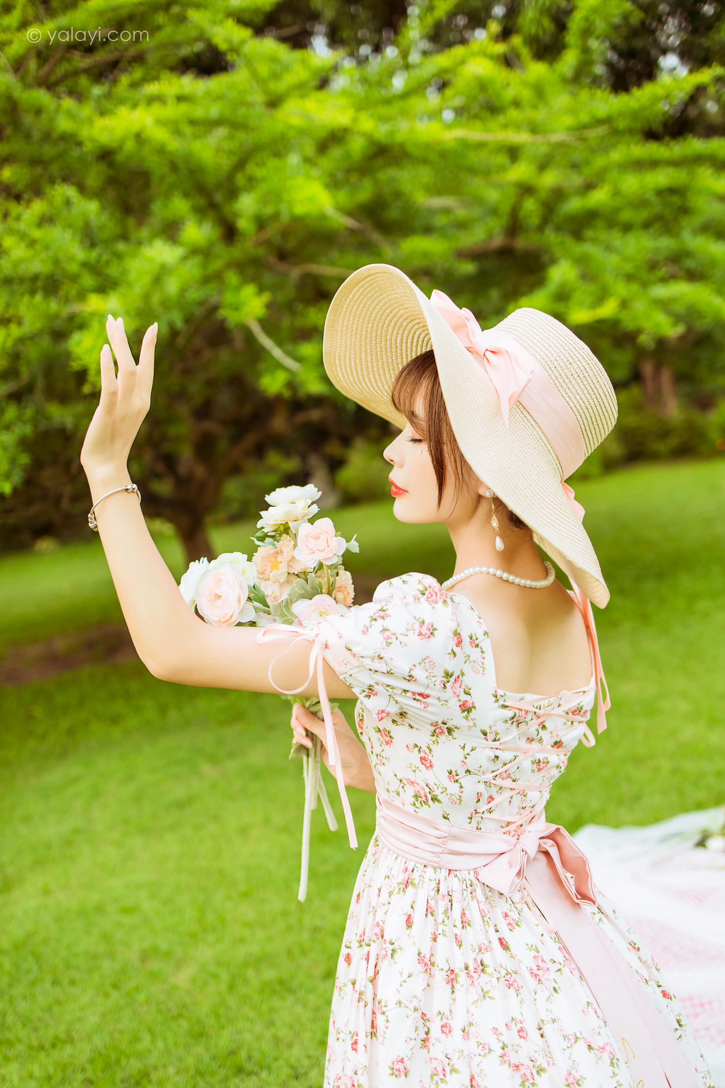 [YALAYI雅拉伊]2022.09.15 告白 程小蝶 白色复古连衣裙加白色绵袜清纯写真集第7张