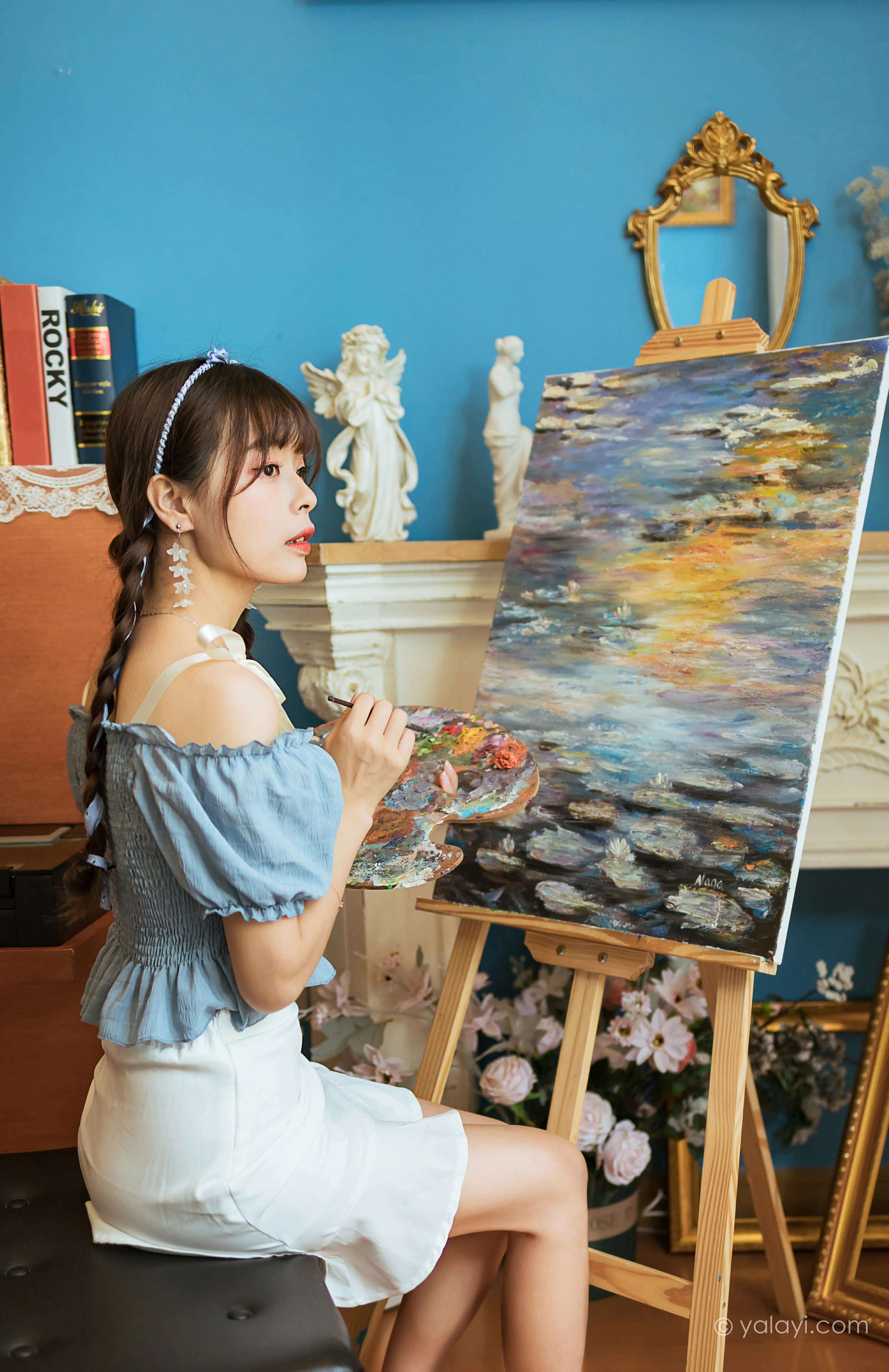 [YALAYI雅拉伊]NO.850 灵魂画师 程小蝶 蓝色抹胸上衣加白色短裙清纯可爱写真集第1张