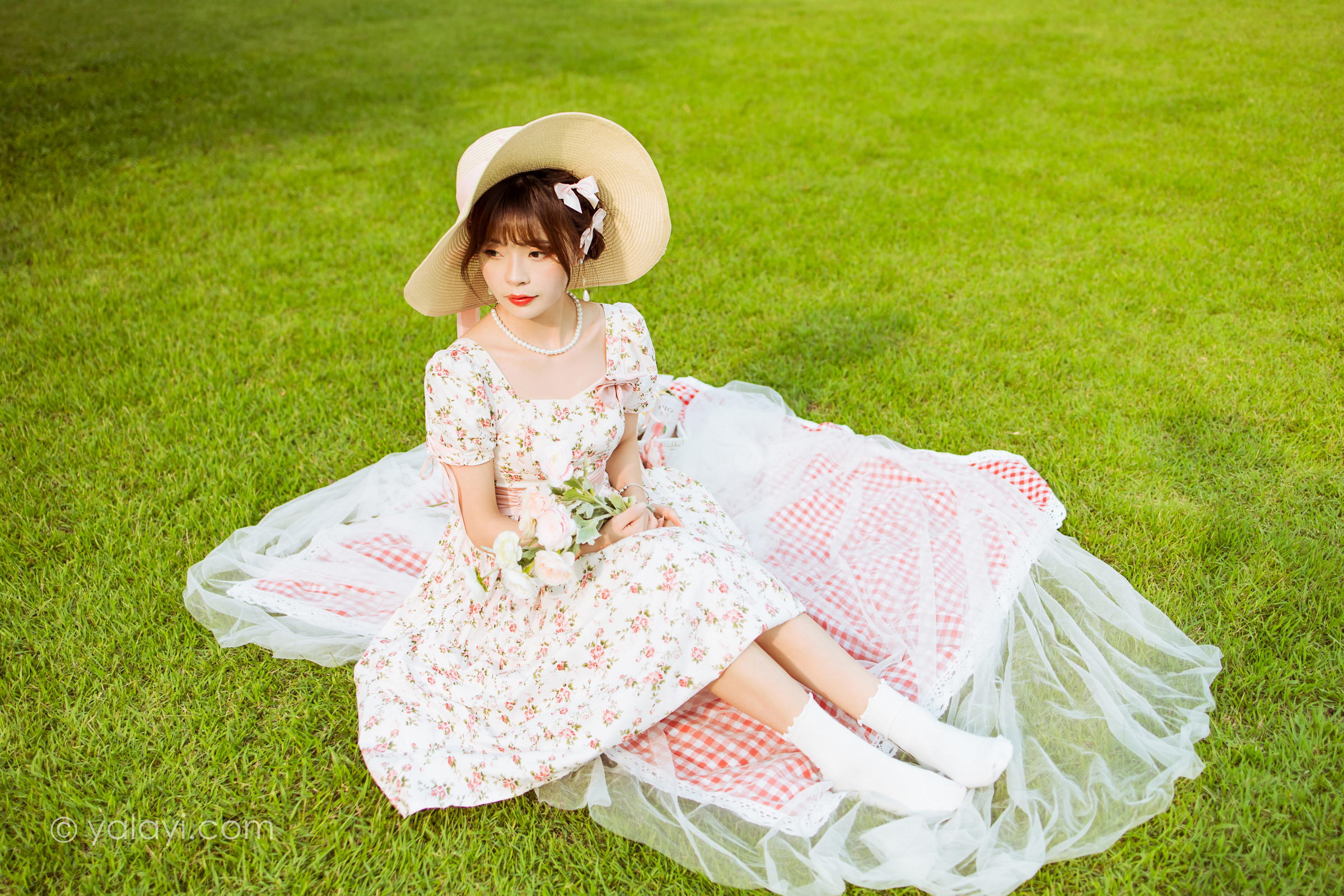 [YALAYI雅拉伊]2022.09.15 告白 程小蝶 白色复古连衣裙加白色绵袜清纯写真集第5张
