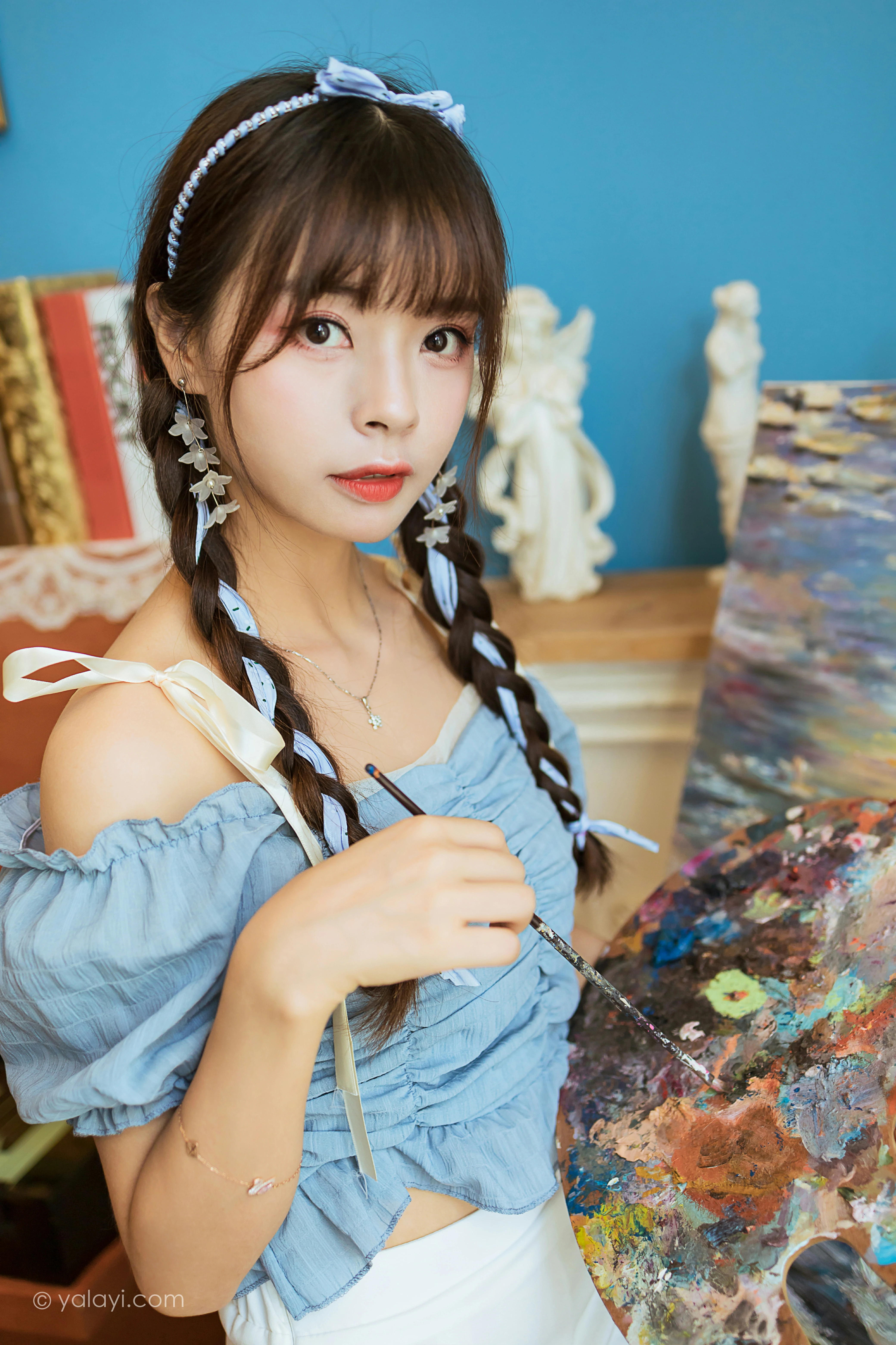 [YALAYI雅拉伊]NO.850 灵魂画师 程小蝶 蓝色抹胸上衣加白色短裙清纯可爱写真集第6张
