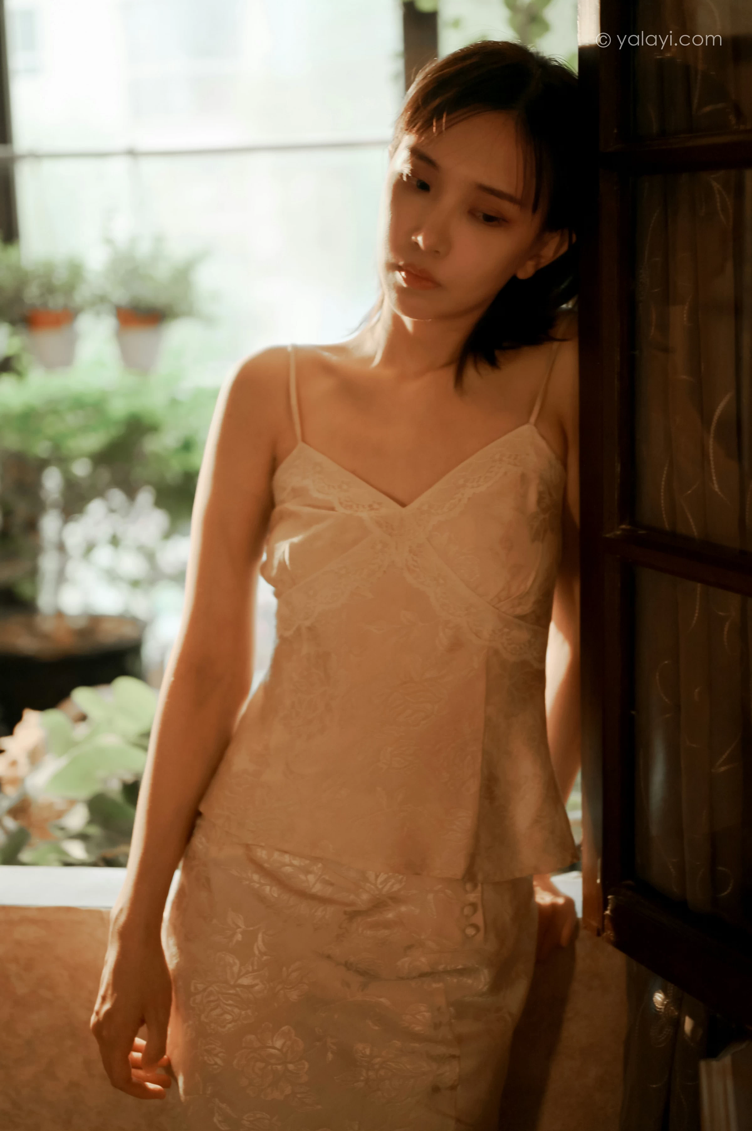 [YALAYI雅拉伊]NO.699 《长相思》 妍妍 白色吊带连衣裙居家私房写真集第9张