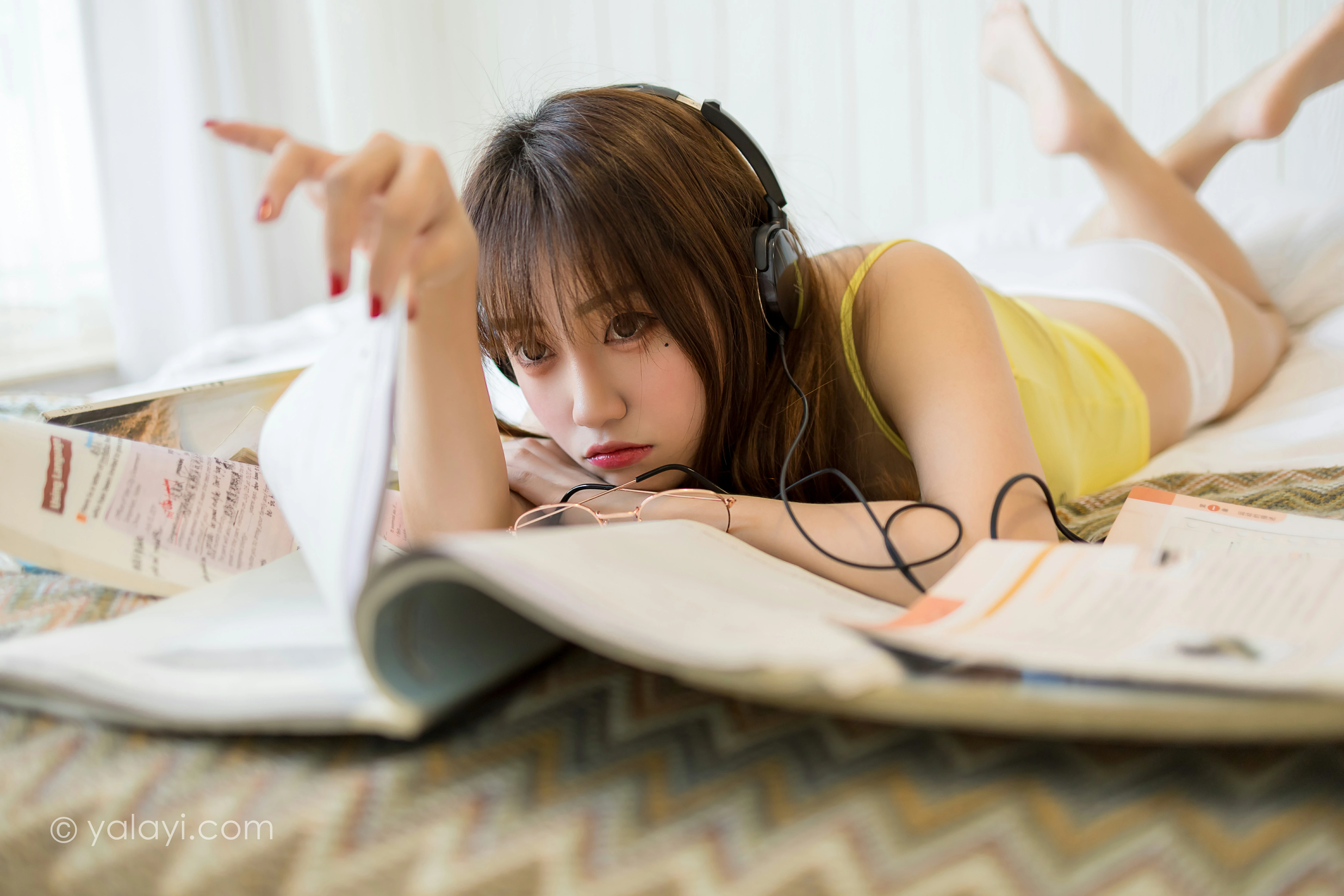 [YALAYI雅拉伊]NO.841 补习时间 虞艺 黄色性感小背心居家私房写真集第8张