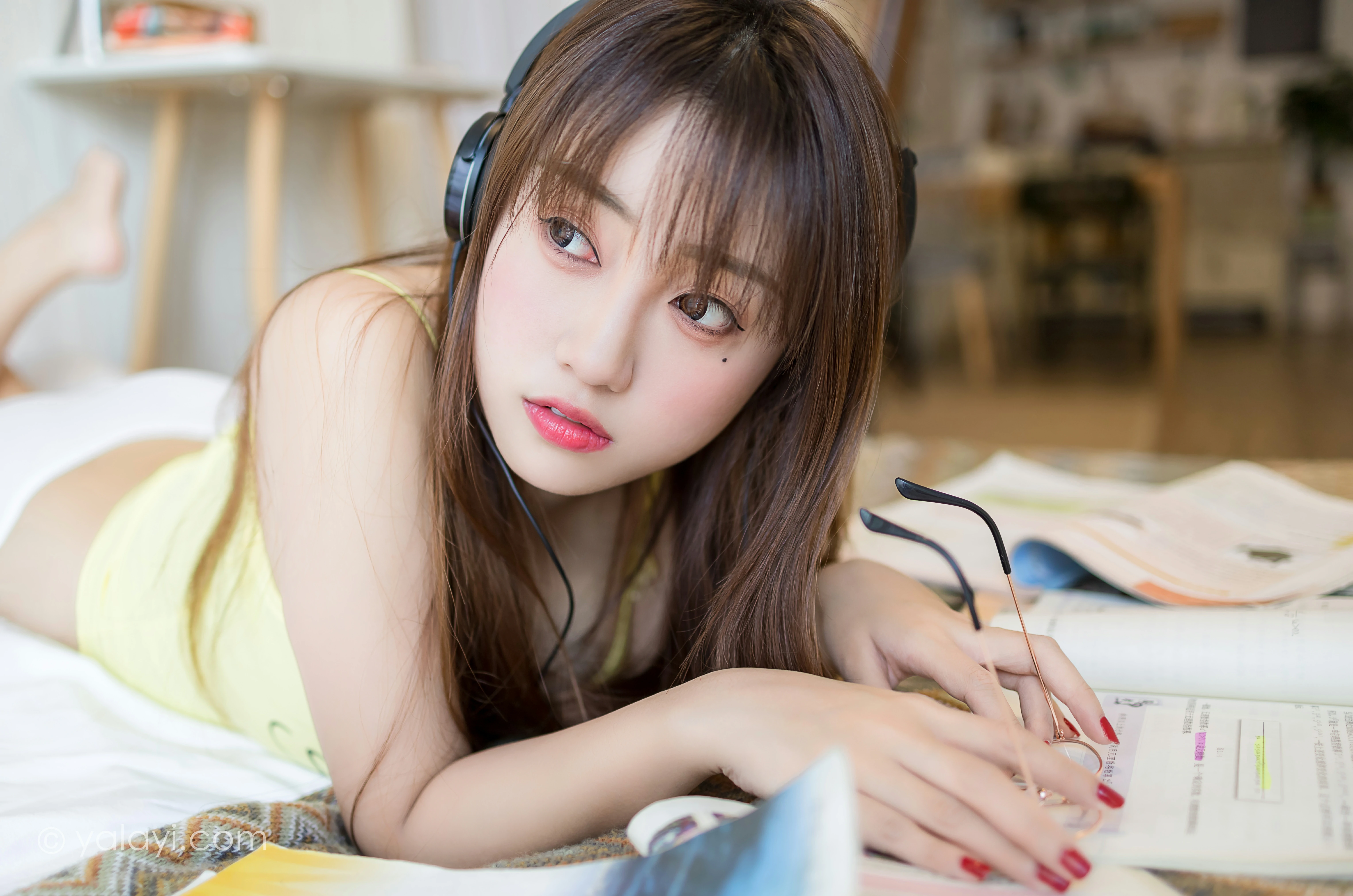 [YALAYI雅拉伊]NO.841 补习时间 虞艺 黄色性感小背心居家私房写真集第9张