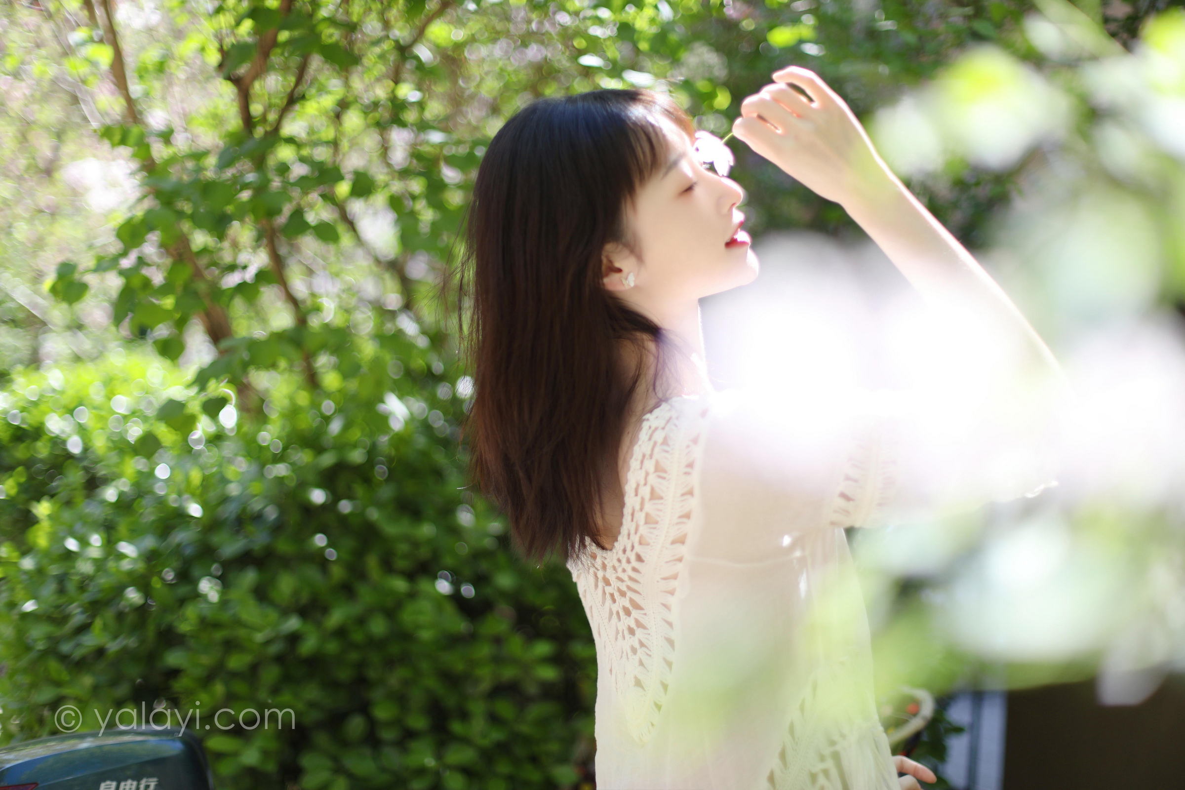 [YALAYI雅拉伊]2022.09.22 光晕 京京 白色镂空连衣裙加粉色长裙清纯写真集第2张