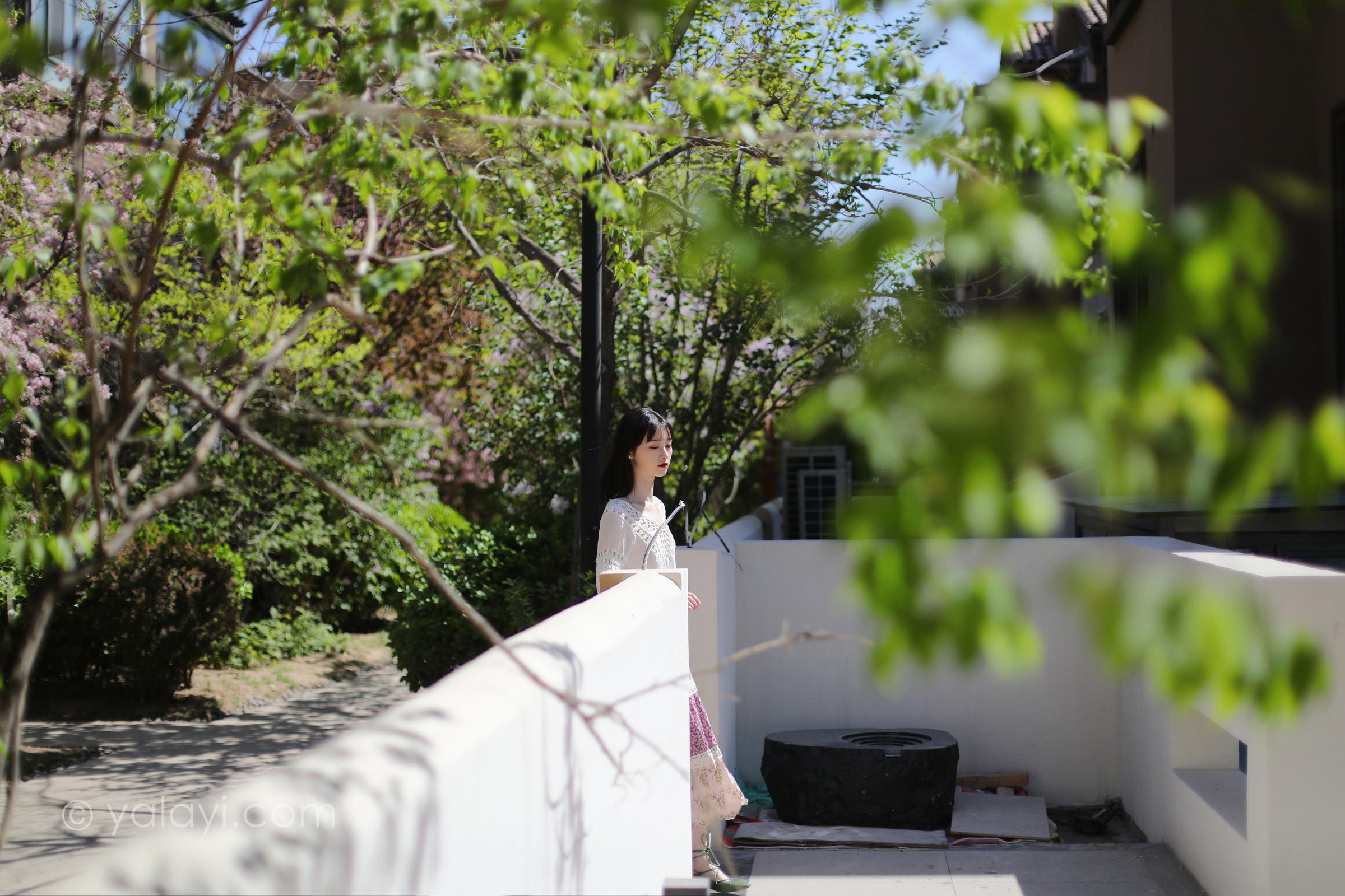 [YALAYI雅拉伊]2022.09.22 光晕 京京 白色镂空连衣裙加粉色长裙清纯写真集第10张