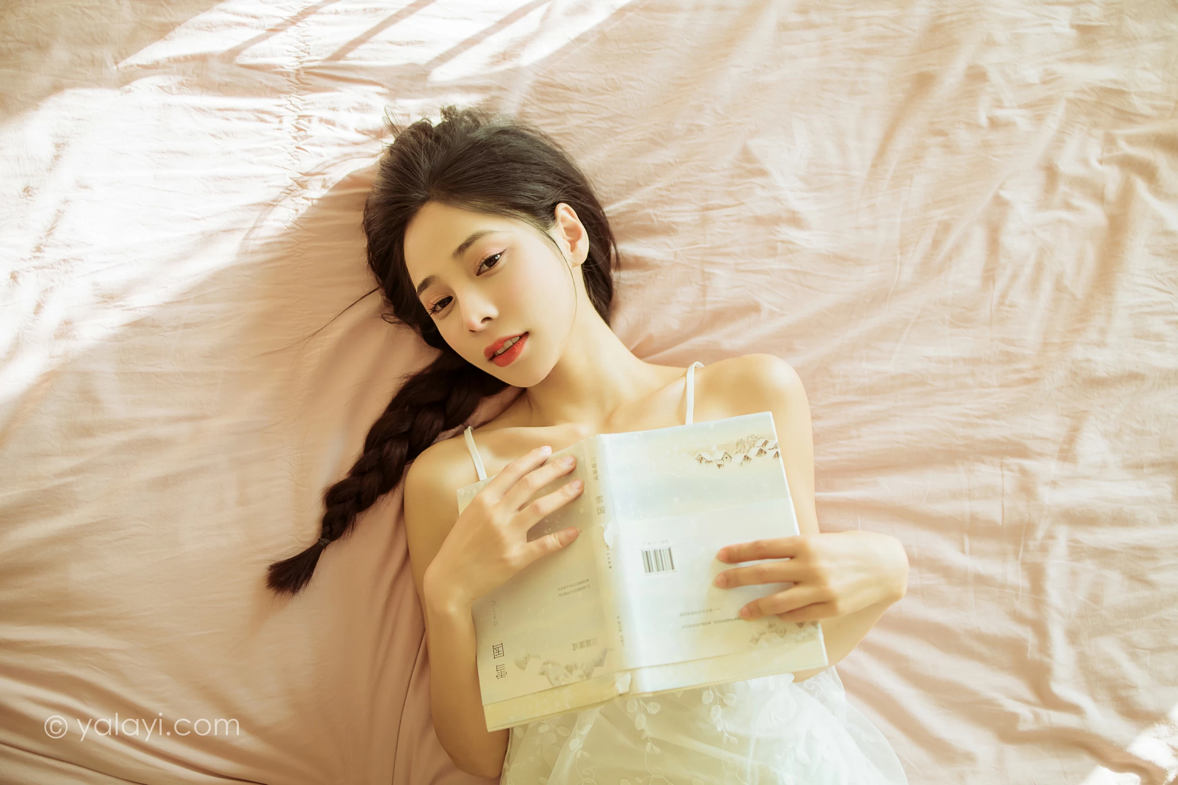 [YALAYI雅拉伊]2022.01.21 有一点生气 诗咏 白色吊带连衣裙性感写真集第5张