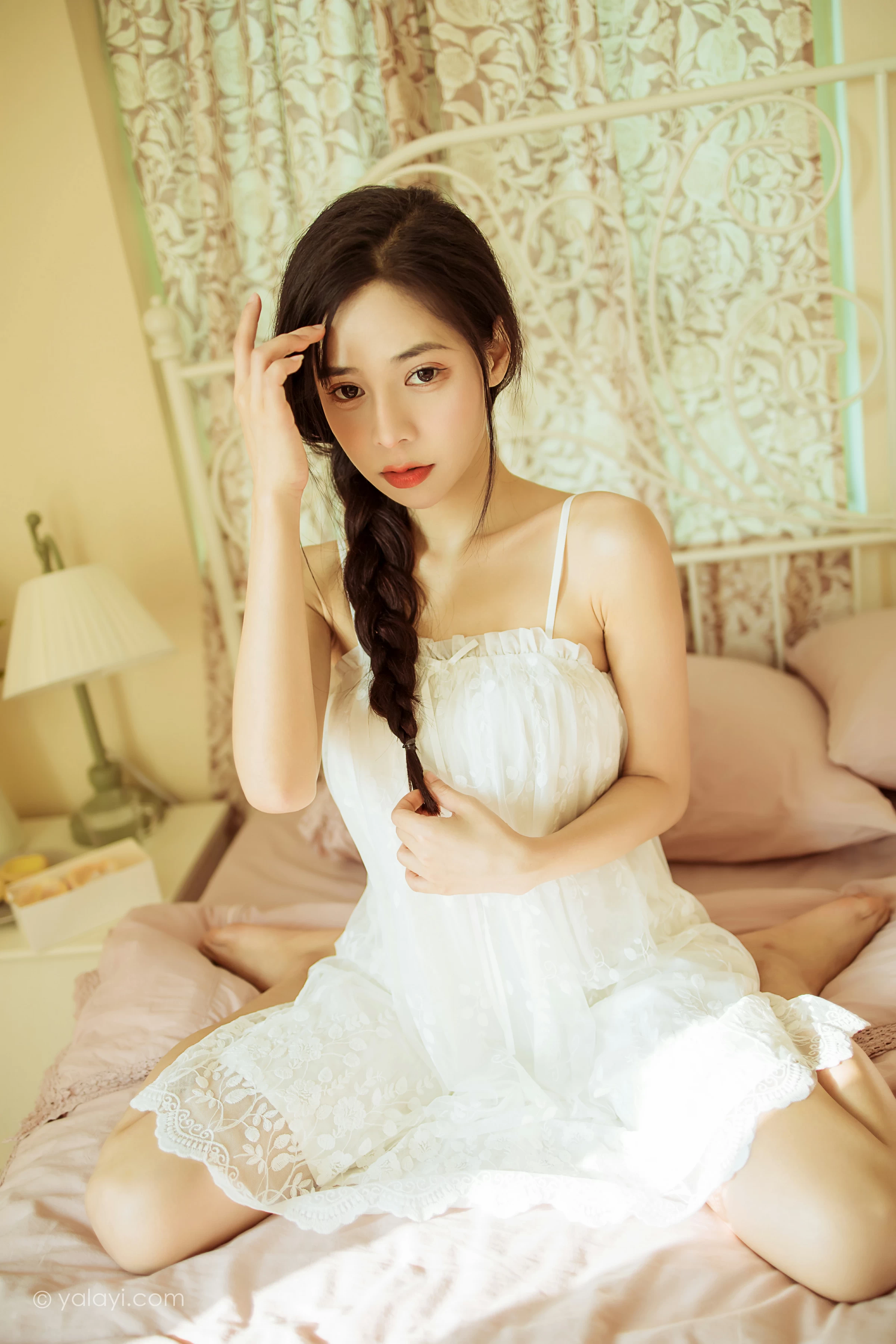 [YALAYI雅拉伊]2022.01.21 有一点生气 诗咏 白色吊带连衣裙性感写真集第2张
