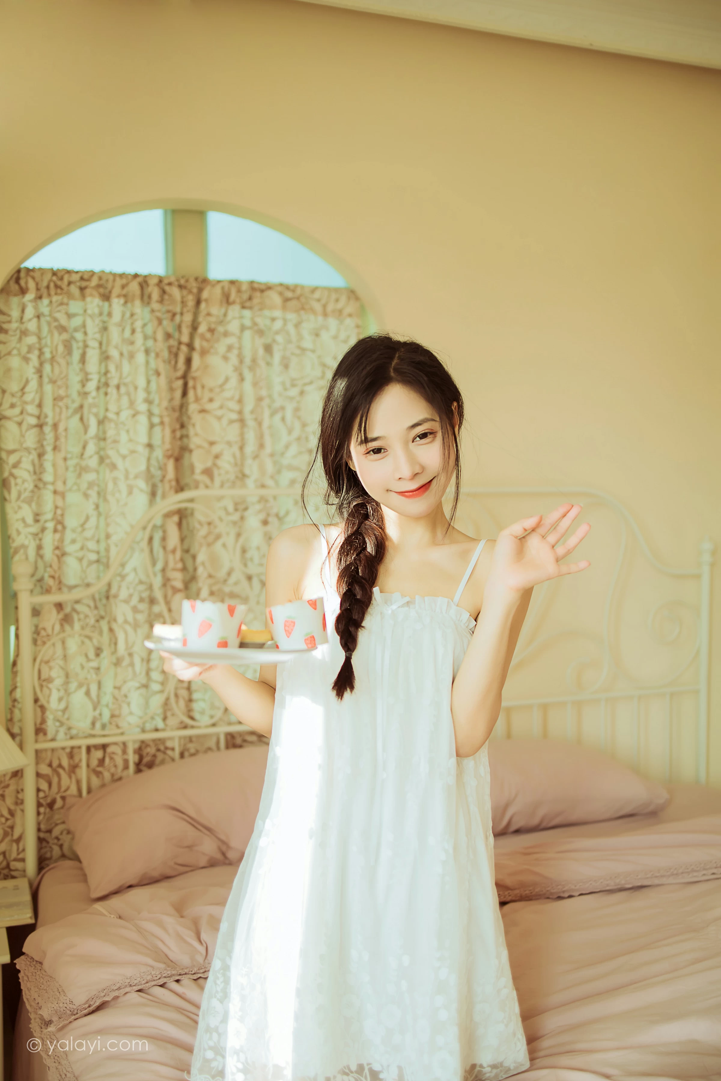[YALAYI雅拉伊]2022.01.21 有一点生气 诗咏 白色吊带连衣裙性感写真集第11张