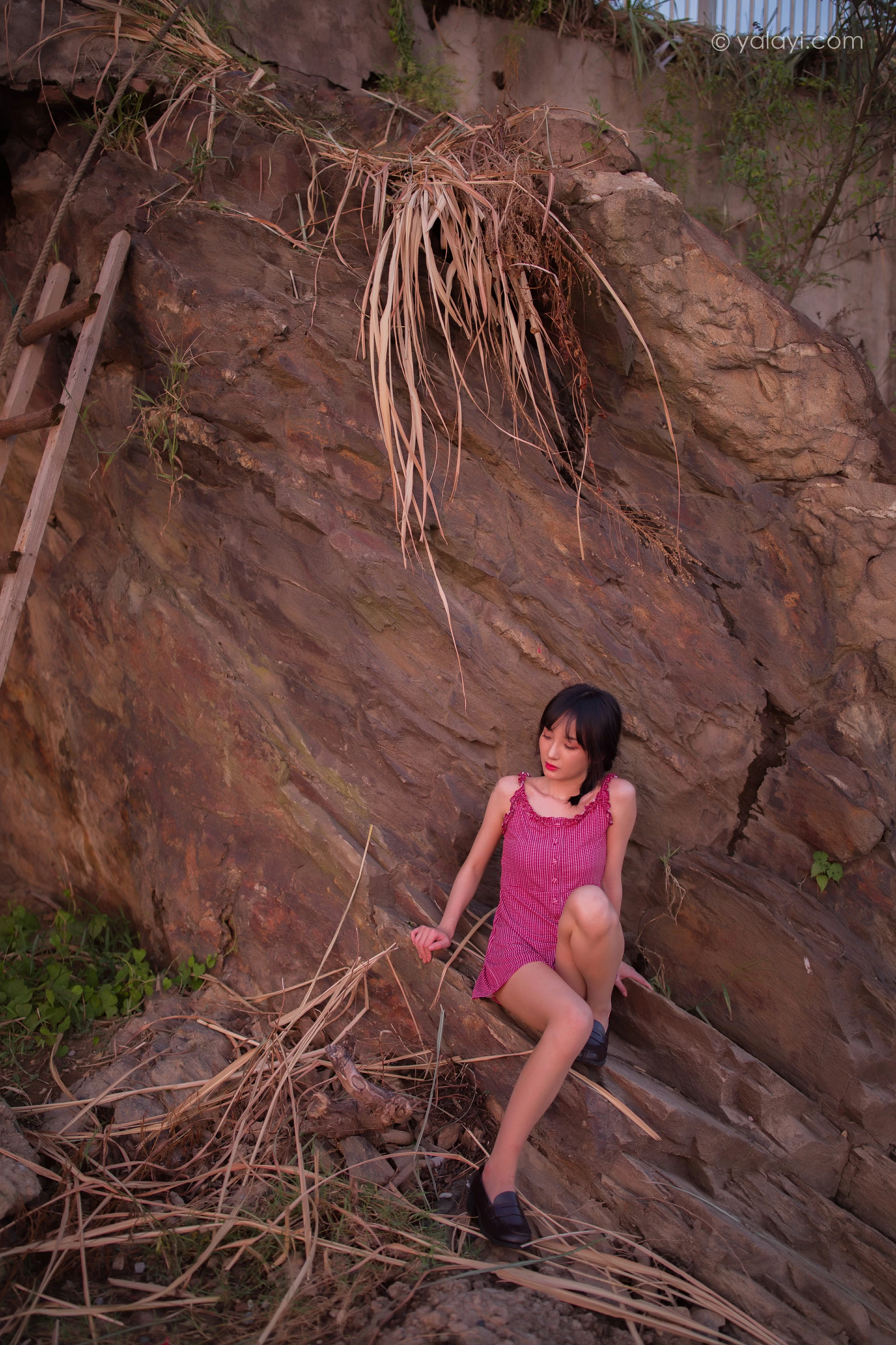 [YALAYI雅拉伊]NO.700 《杨柳岸》 周周 红色吊带连衣裙写真第10张