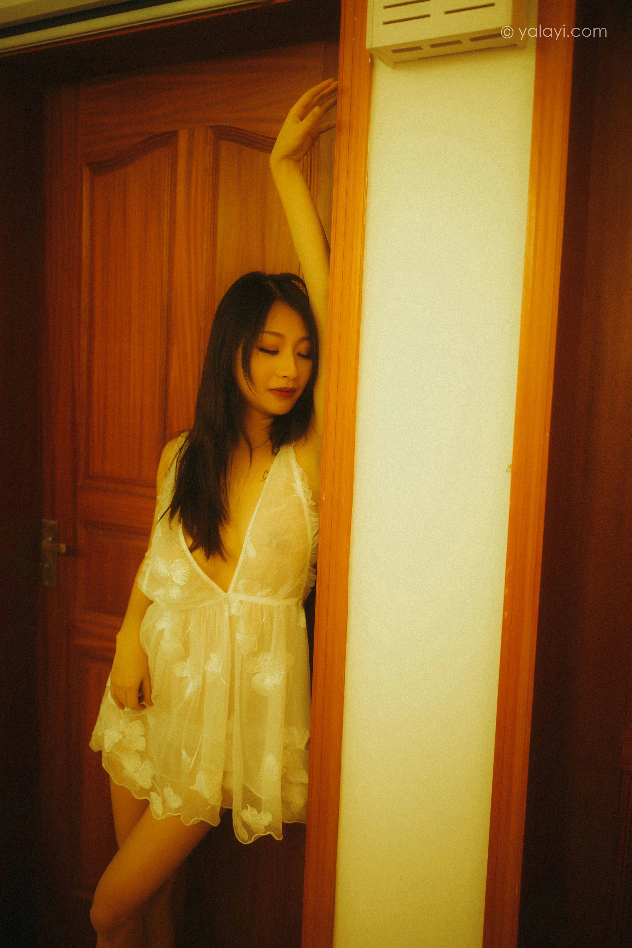 [YALAYI雅拉伊]NO.754 迷情公寓 婉儿 白色透视睡衣裙与连体镂空情趣内衣性感私房写真集第3张