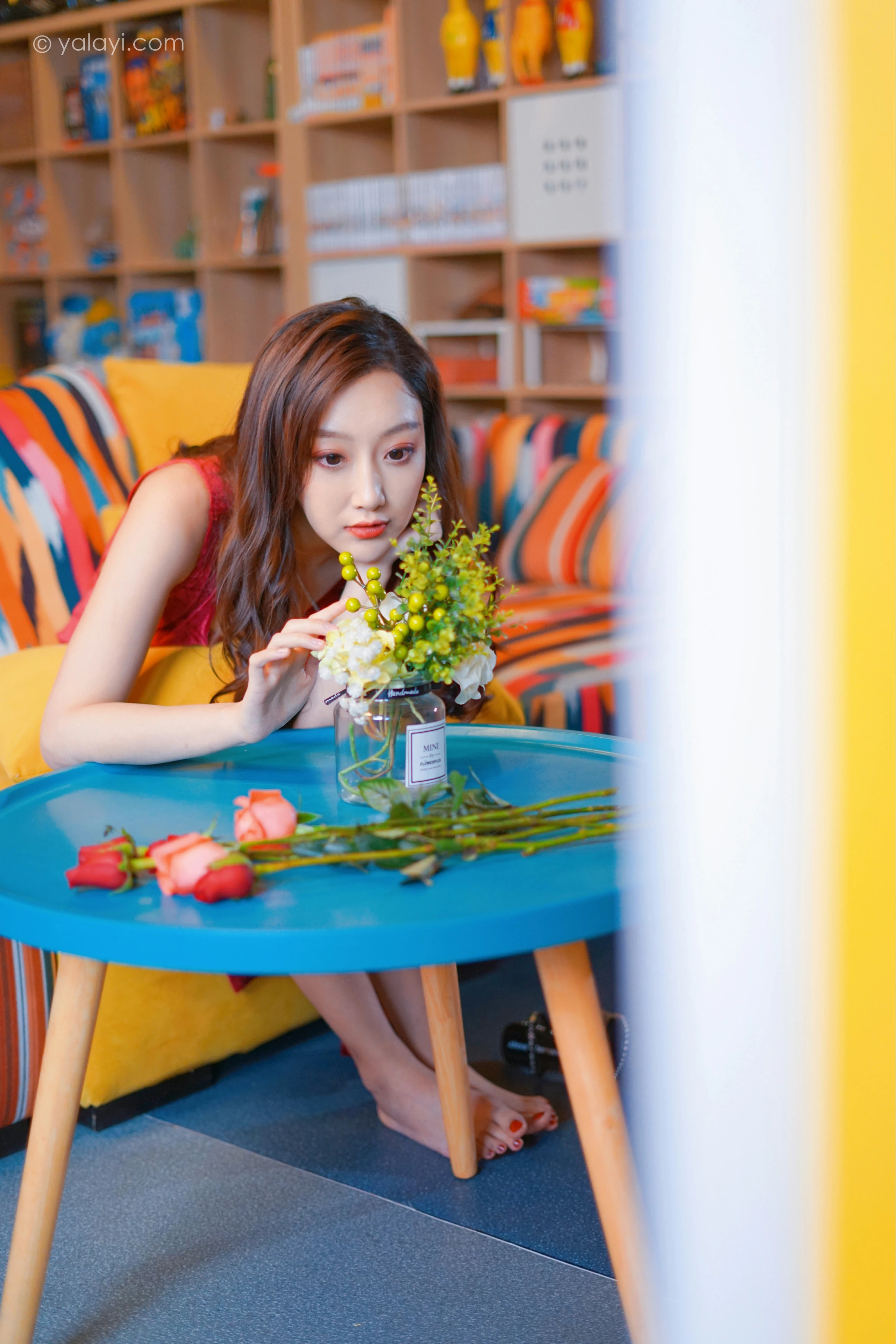 [YALAYI雅拉伊]2021.12.16 美人一笑也倾城 蕊思 红色连身礼服裙性感休闲写真集第1张