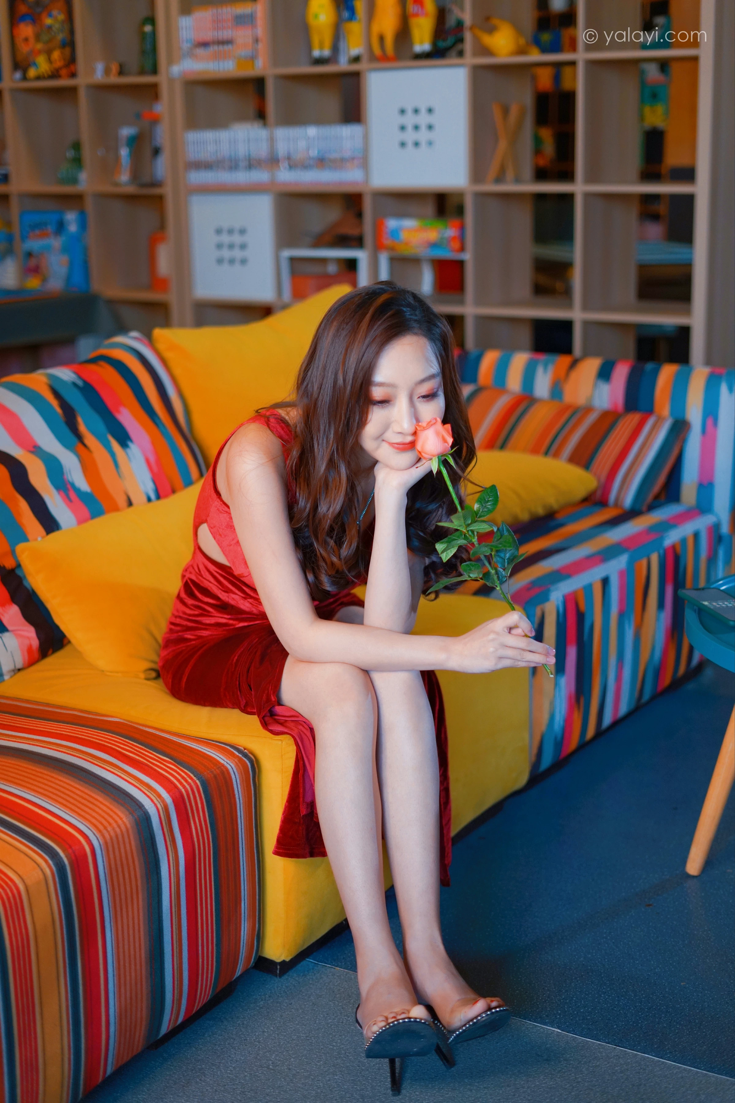 [YALAYI雅拉伊]2021.12.16 美人一笑也倾城 蕊思 红色连身礼服裙性感休闲写真集第14张