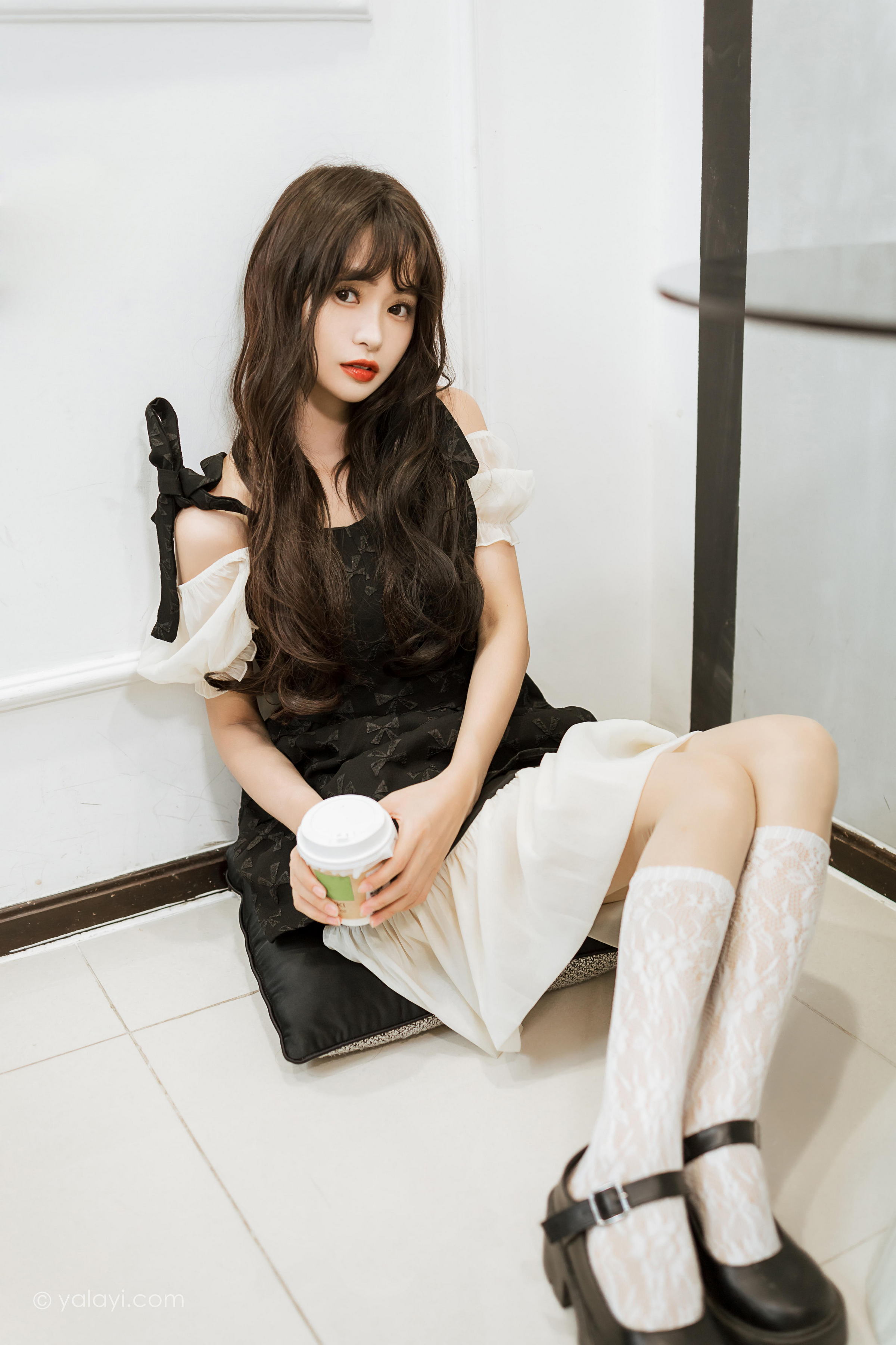 [YALAYI雅拉伊]2022.09.26 沦陷 小亭 黑色吊带连衣裙加白色丝袜美腿清纯写真集第14张