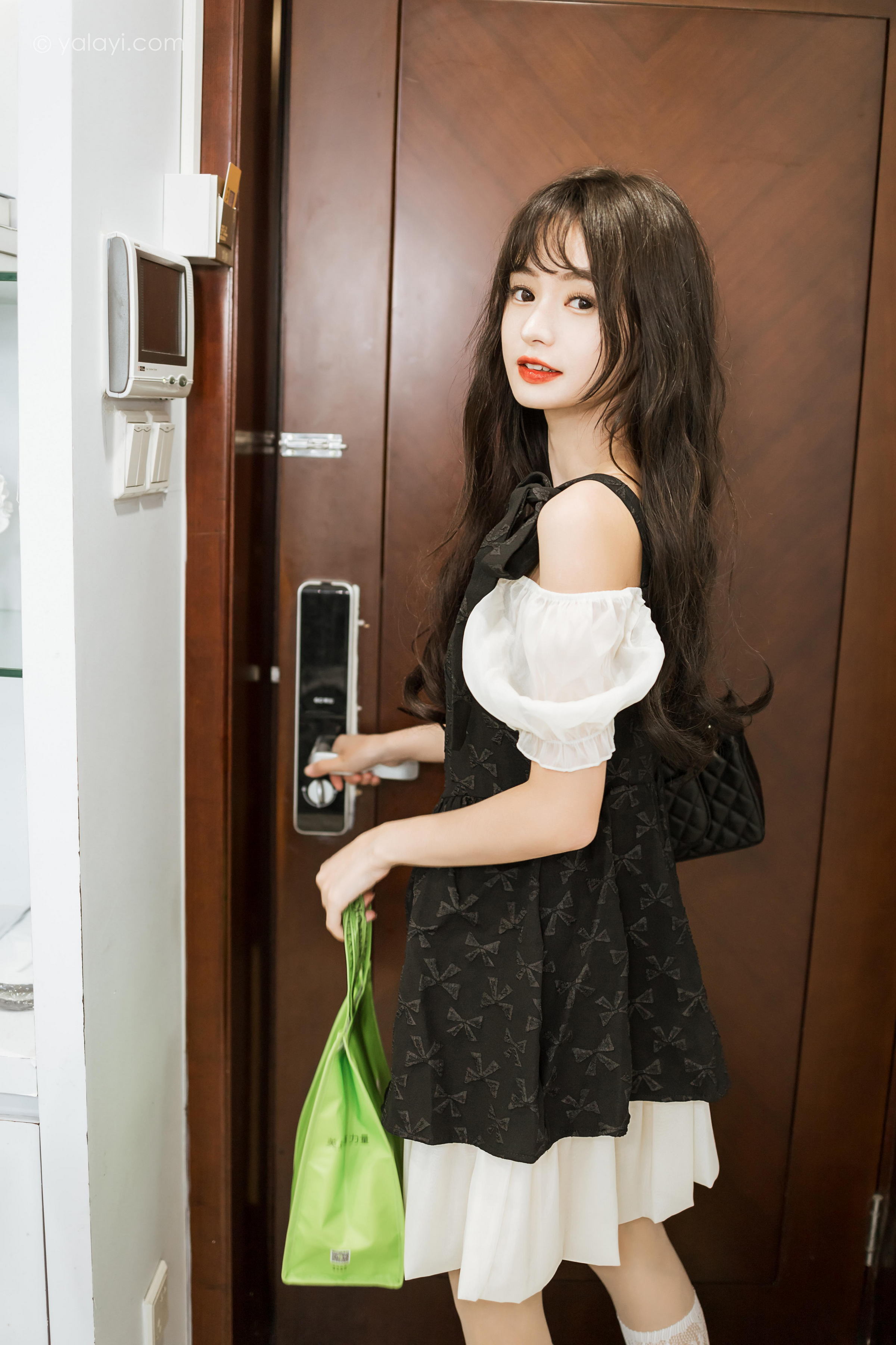 [YALAYI雅拉伊]2022.09.26 沦陷 小亭 黑色吊带连衣裙加白色丝袜美腿清纯写真集第8张