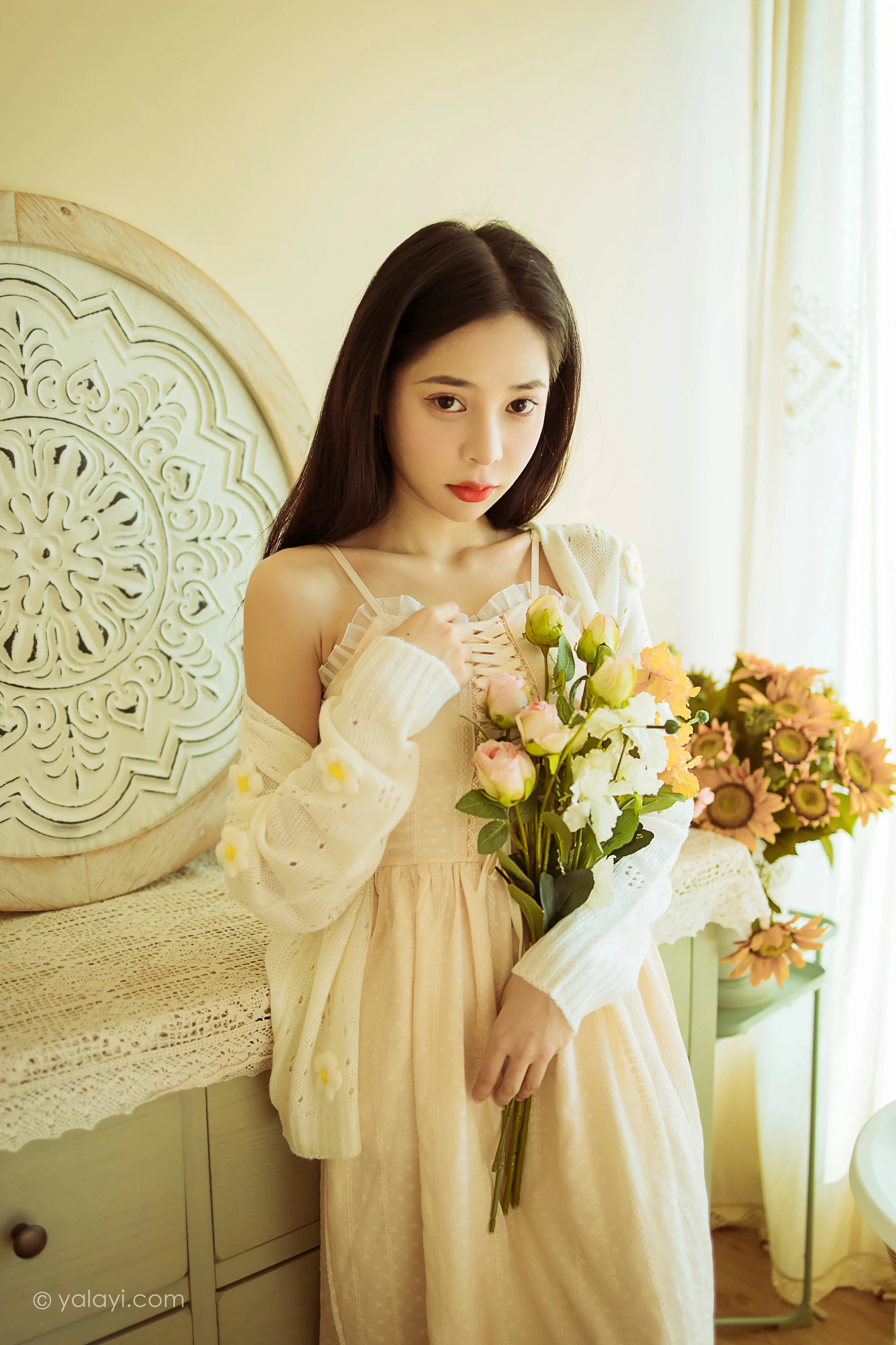 [YALAYI雅拉伊]2022.01.13 最浪漫的事 诗咏 白色镂空外套加吊带连衣裙居家私房写真集第2张