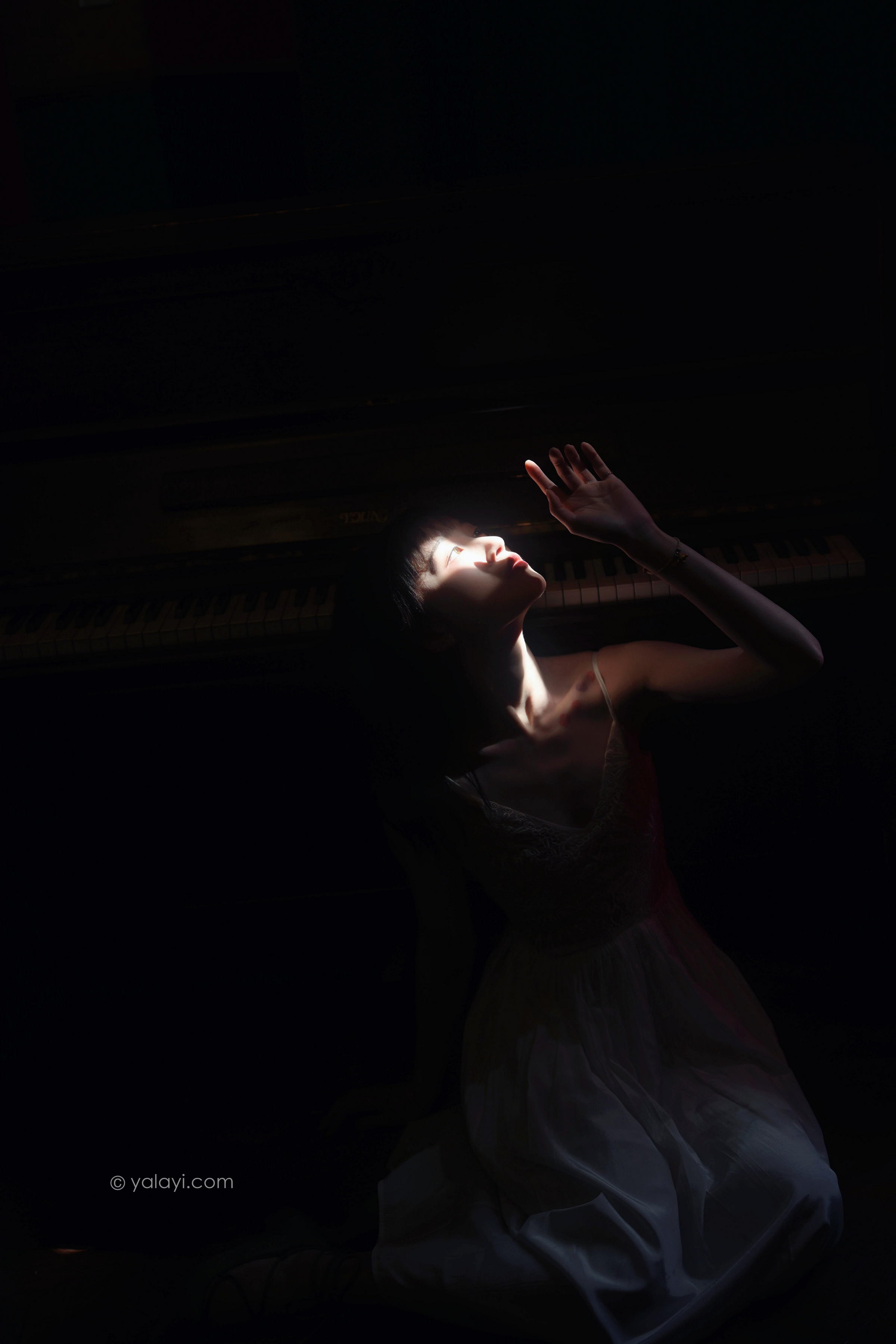 [YALAYI雅拉伊]2022.07.16 唤 京京 白色吊带蕾丝连衣裙居家清纯写真集第7张