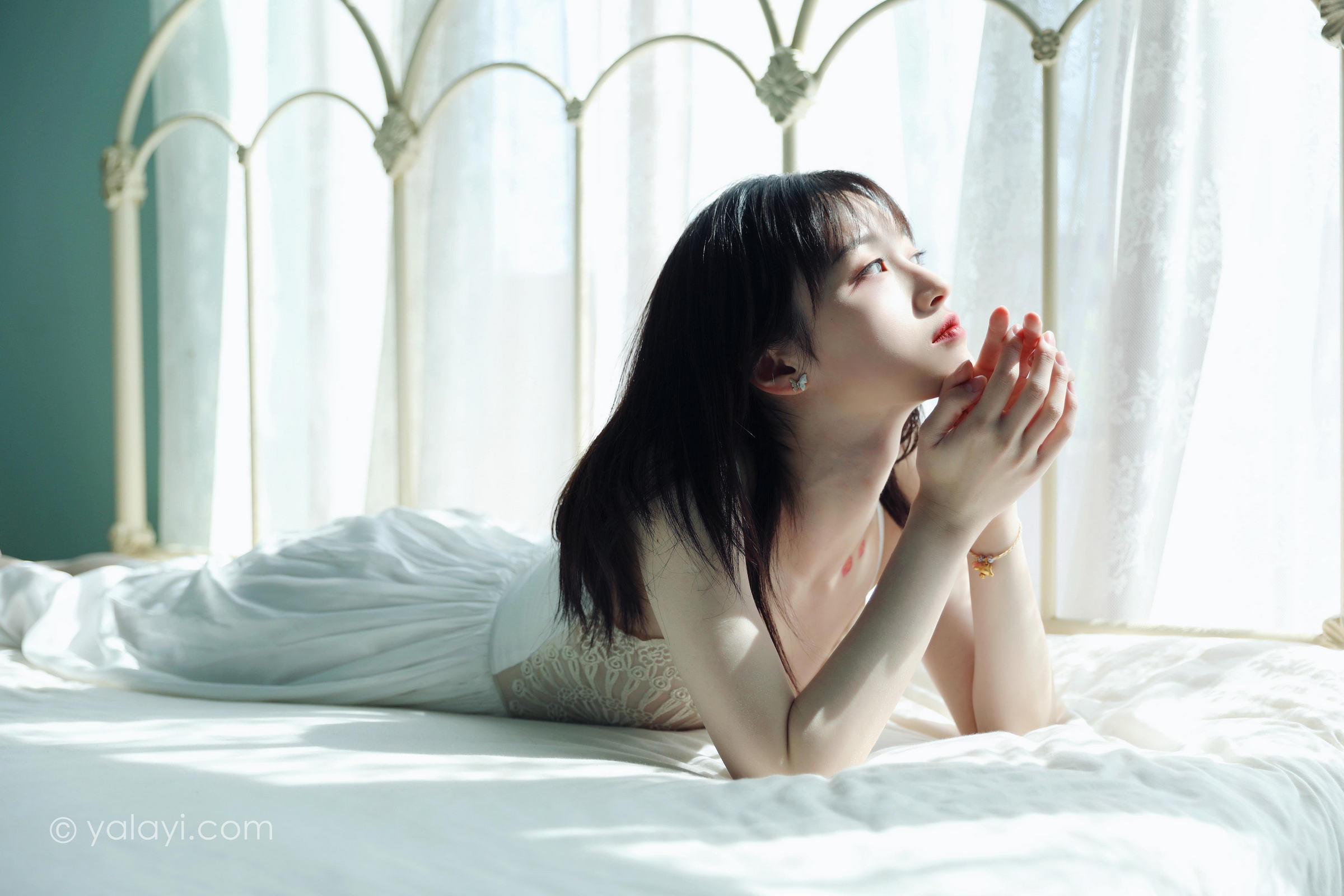 [YALAYI雅拉伊]2022.07.16 唤 京京 白色吊带蕾丝连衣裙居家清纯写真集第11张