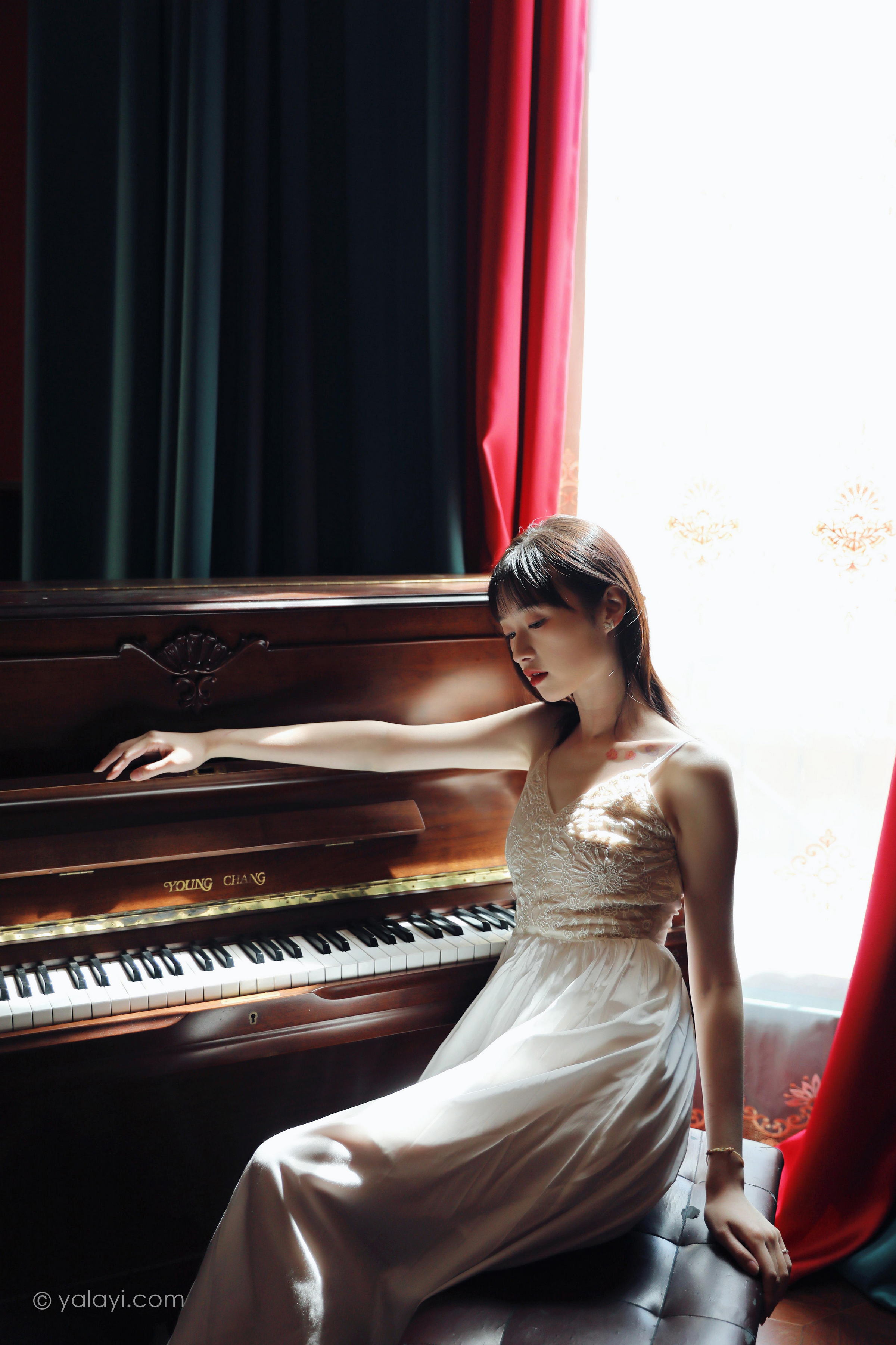 [YALAYI雅拉伊]2022.07.16 唤 京京 白色吊带蕾丝连衣裙居家清纯写真集第3张