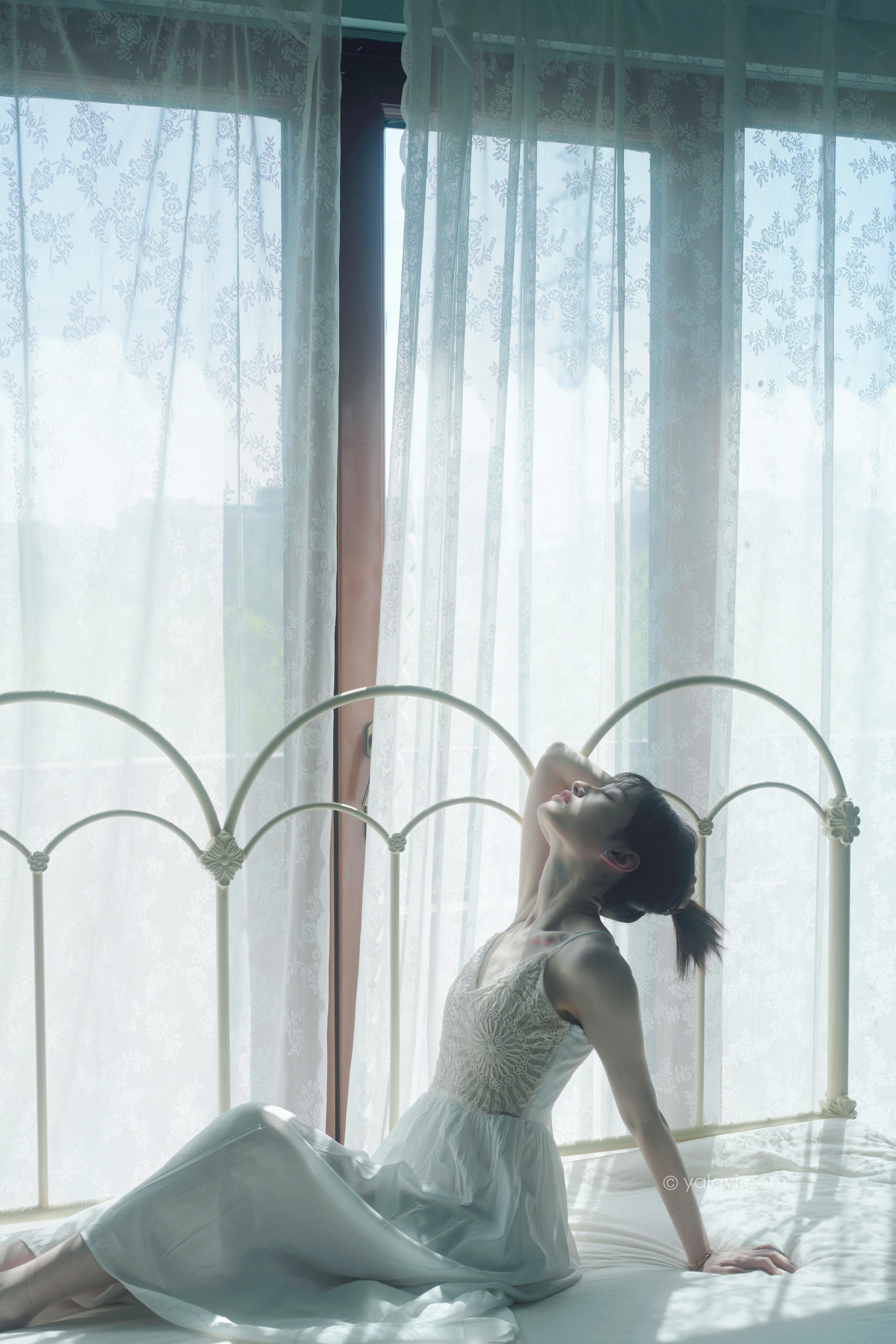 [YALAYI雅拉伊]2022.07.16 唤 京京 白色吊带蕾丝连衣裙居家清纯写真集第14张