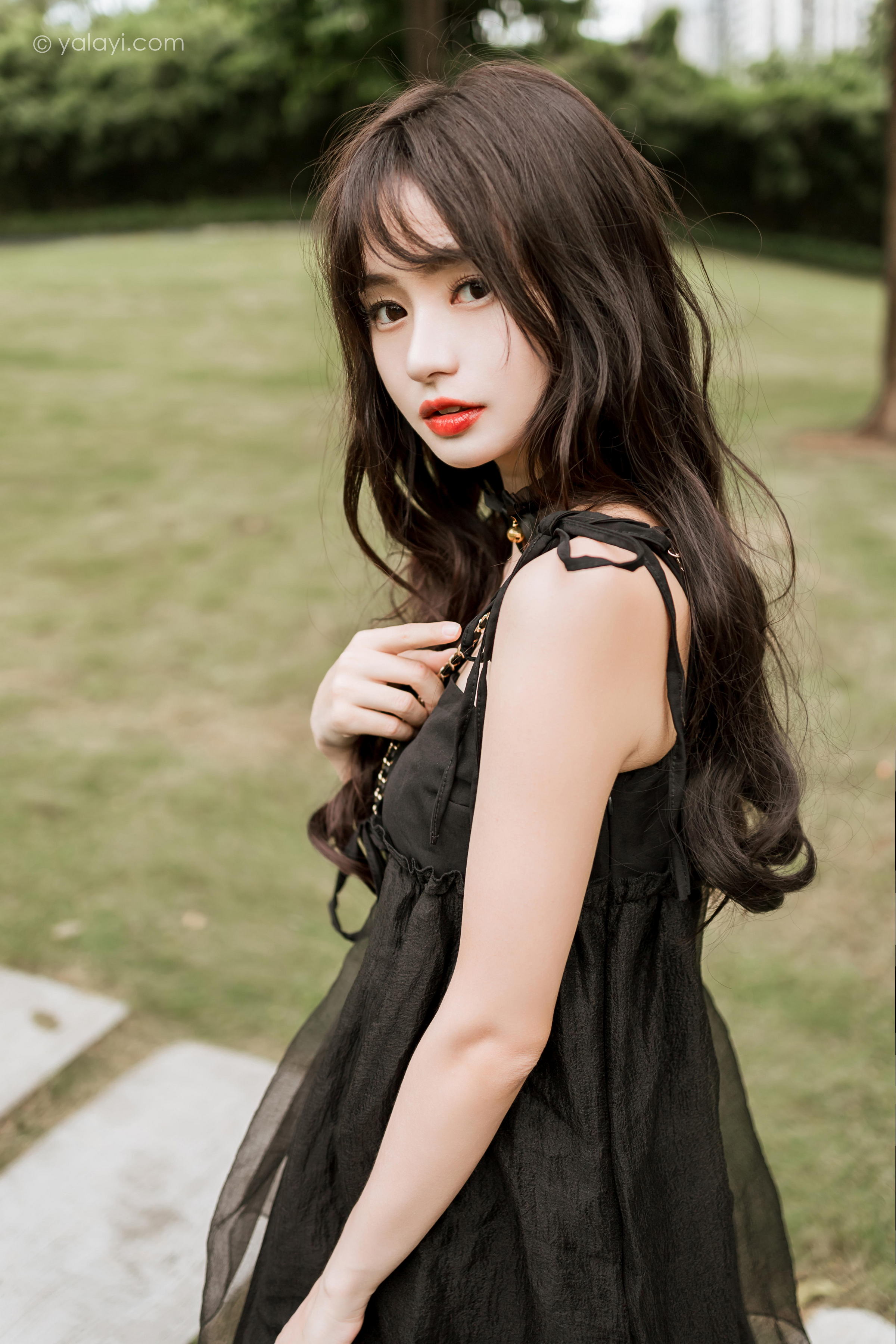 [YALAYI雅拉伊]2022.09.30 给你幸福 小亭 黑色吊带连衣裙加黑丝美腿性感写真集第11张