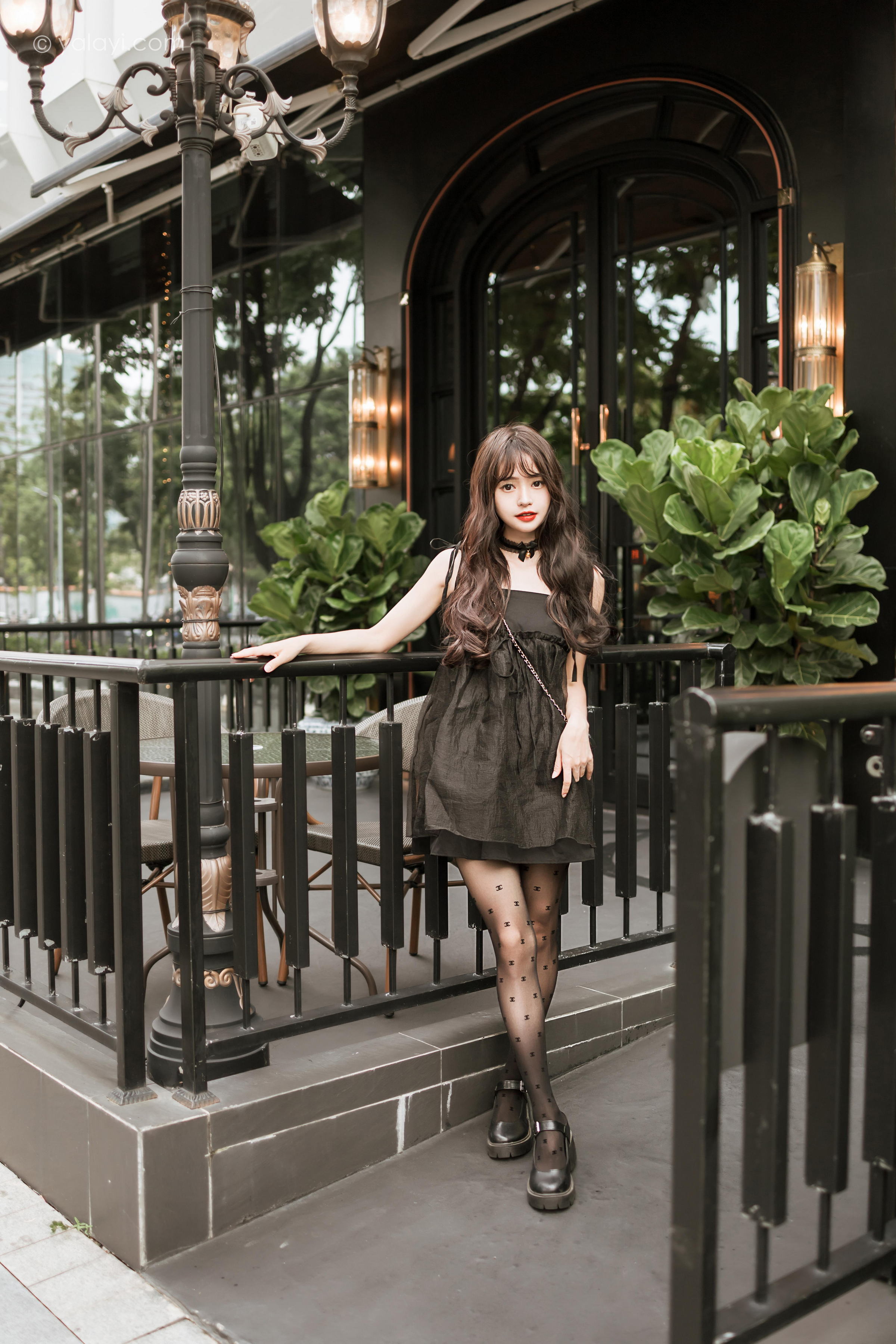 [YALAYI雅拉伊]2022.09.30 给你幸福 小亭 黑色吊带连衣裙加黑丝美腿性感写真集第6张