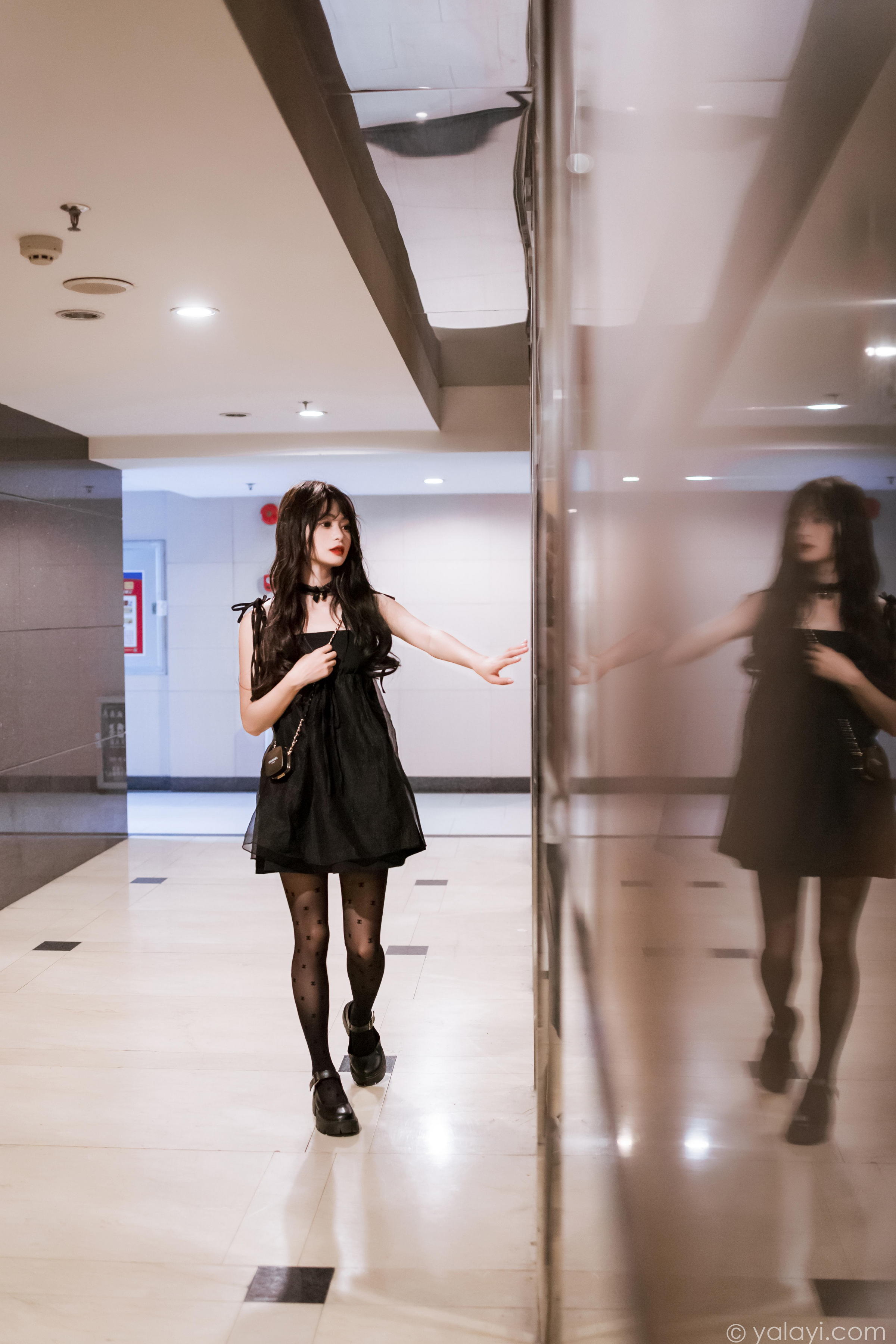 [YALAYI雅拉伊]2022.09.30 给你幸福 小亭 黑色吊带连衣裙加黑丝美腿性感写真集第13张