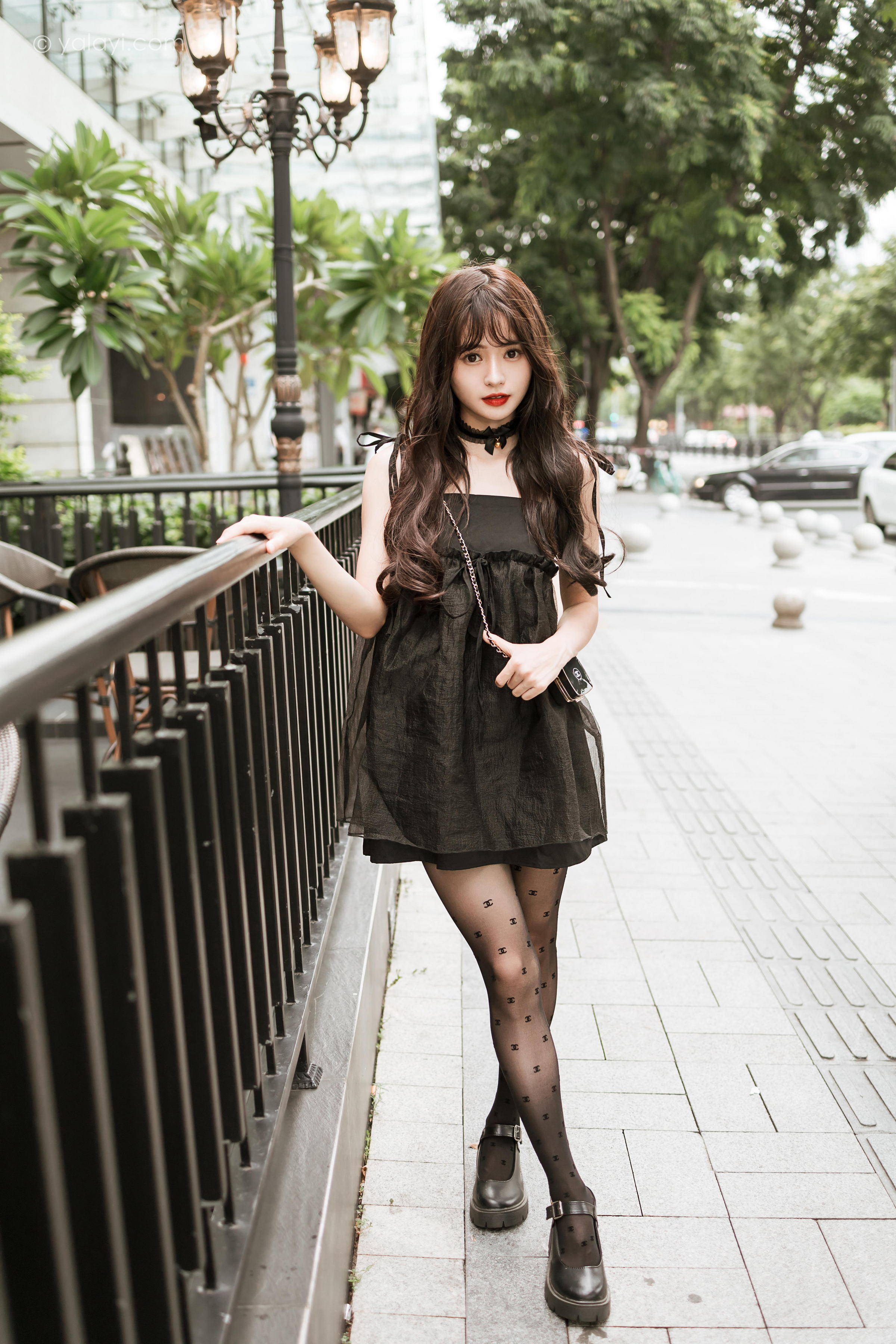 [YALAYI雅拉伊]2022.09.30 给你幸福 小亭 黑色吊带连衣裙加黑丝美腿性感写真集第9张